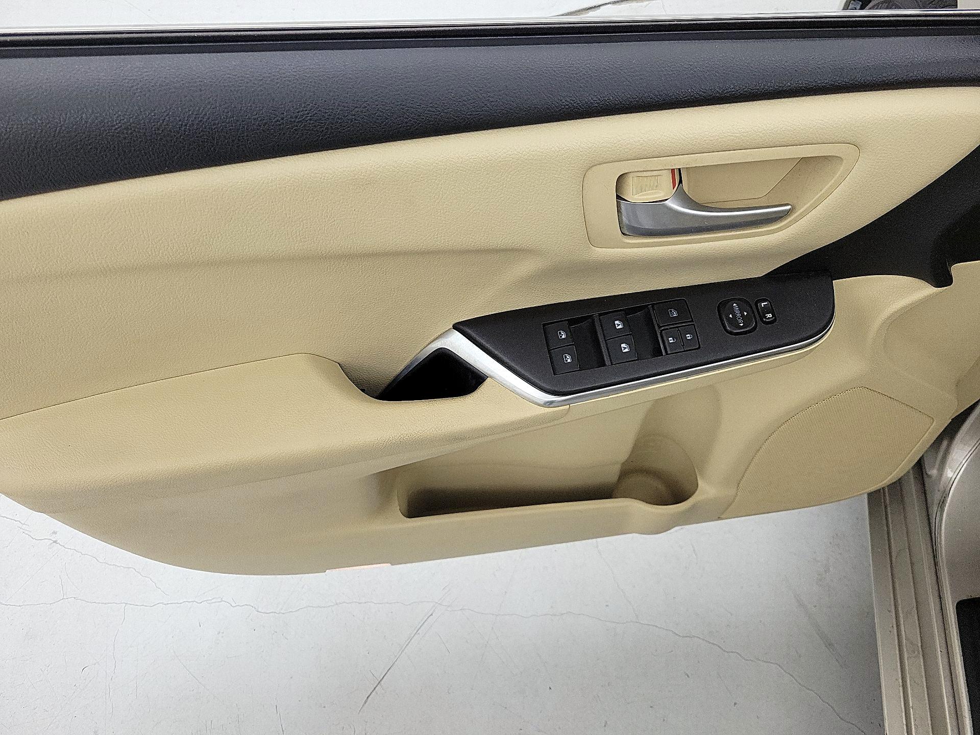 Thumbnail: 2016 Toyota Camry - 12