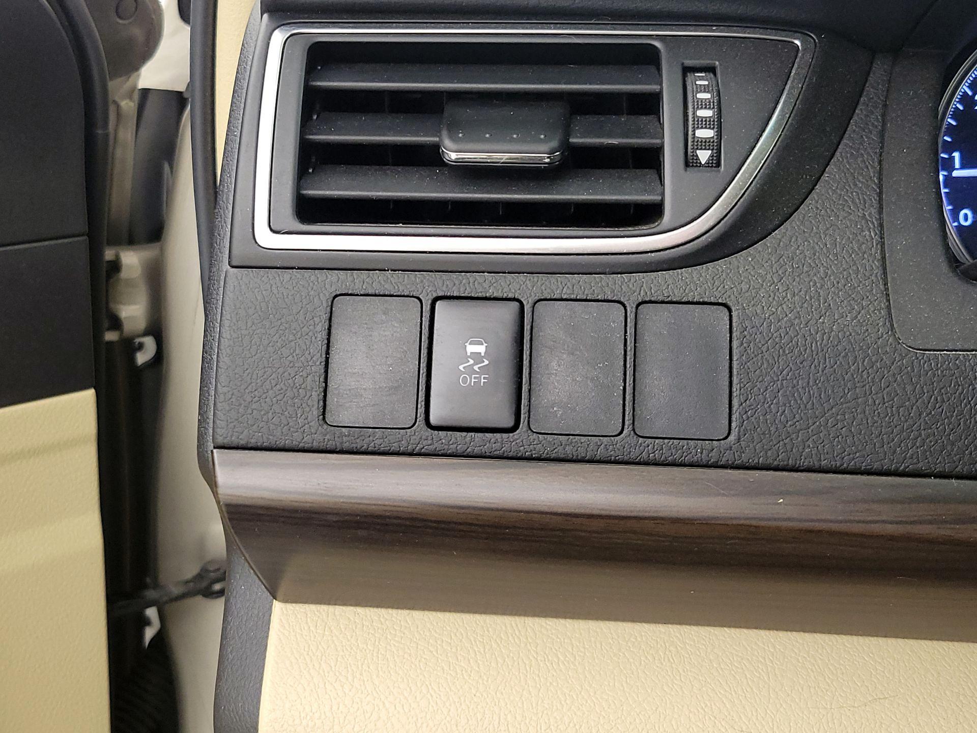 Thumbnail: 2016 Toyota Camry - 13