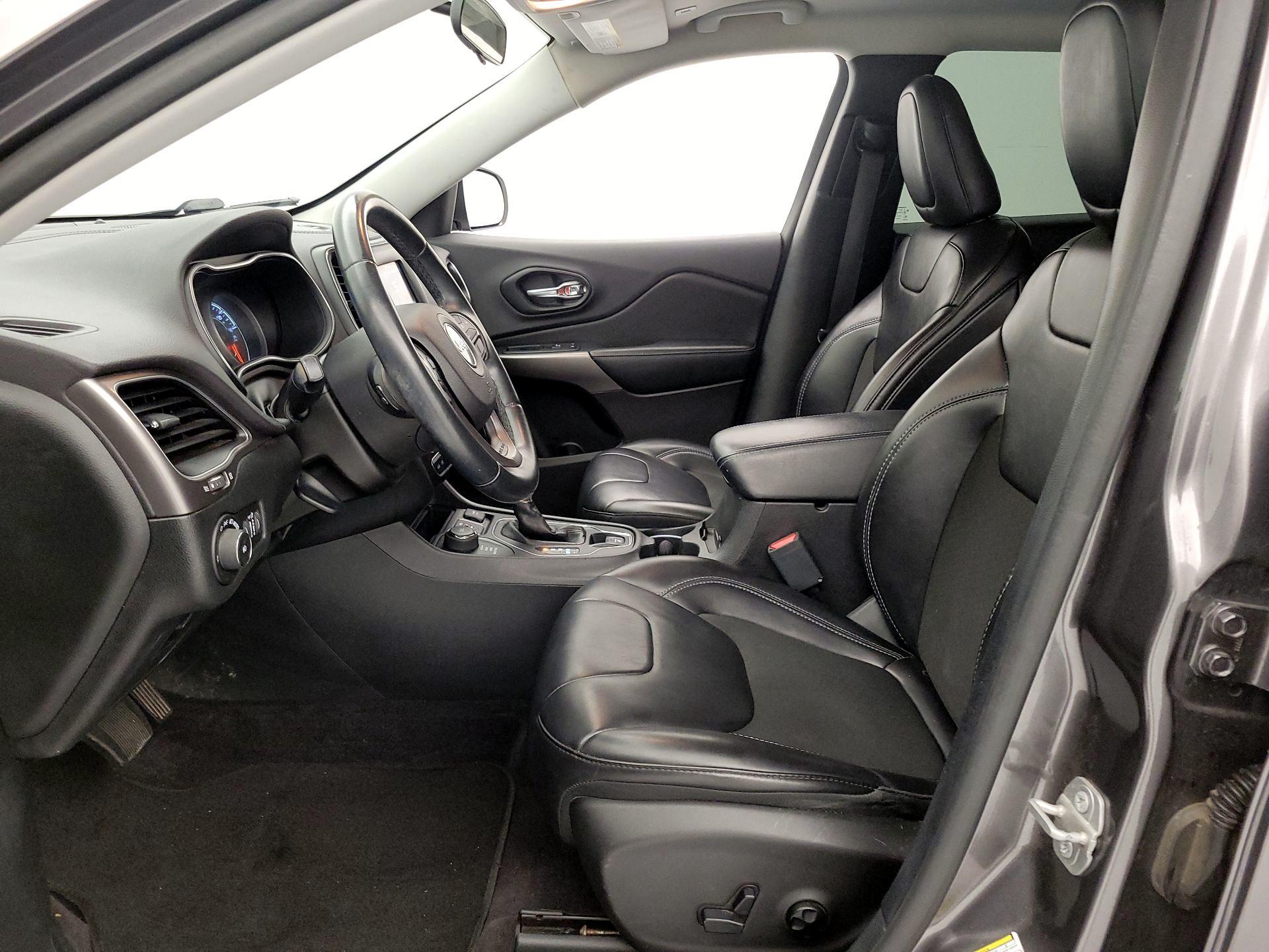 Thumbnail: 2019 Jeep Cherokee - 11