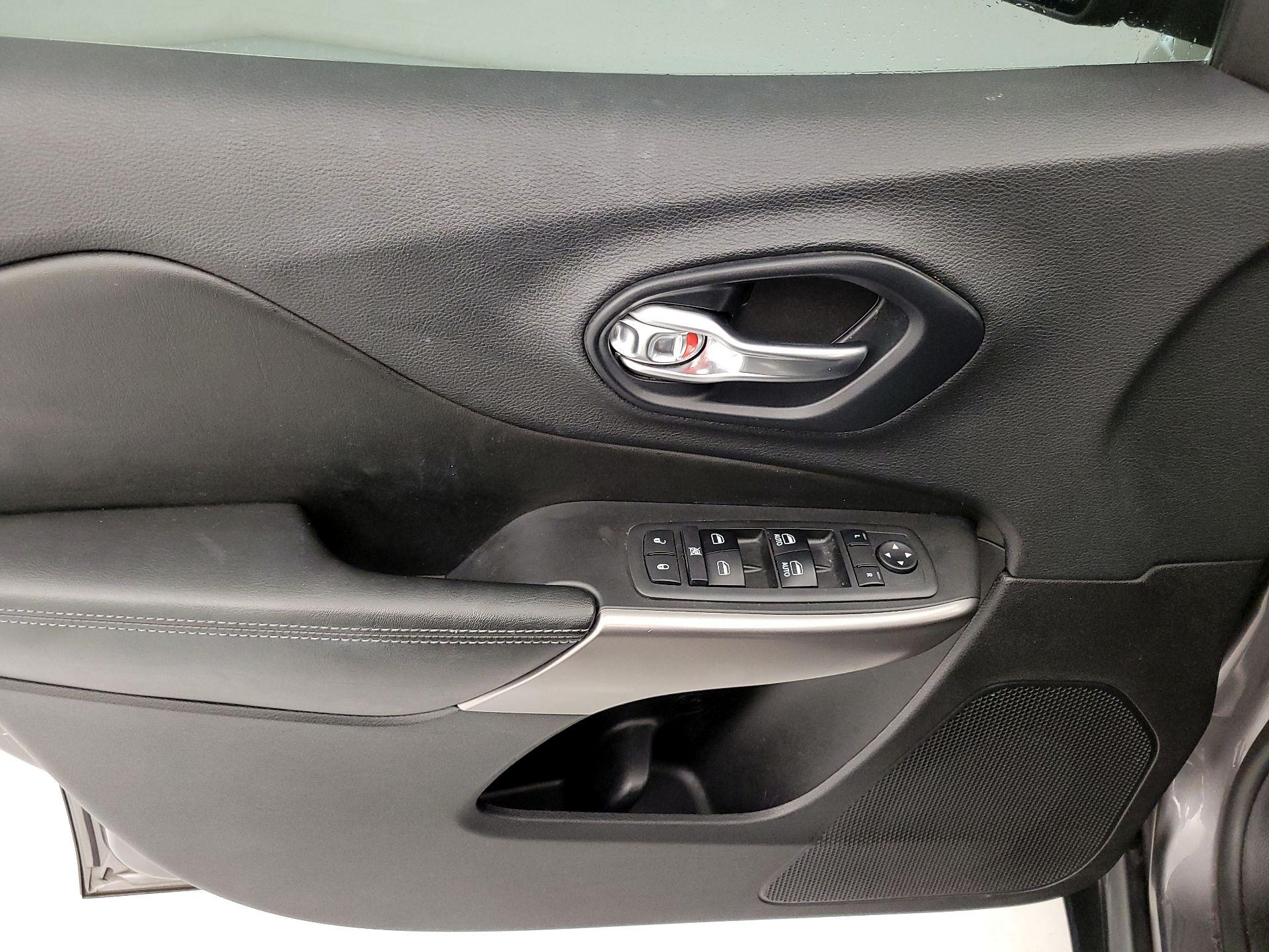 Thumbnail: 2019 Jeep Cherokee - 12