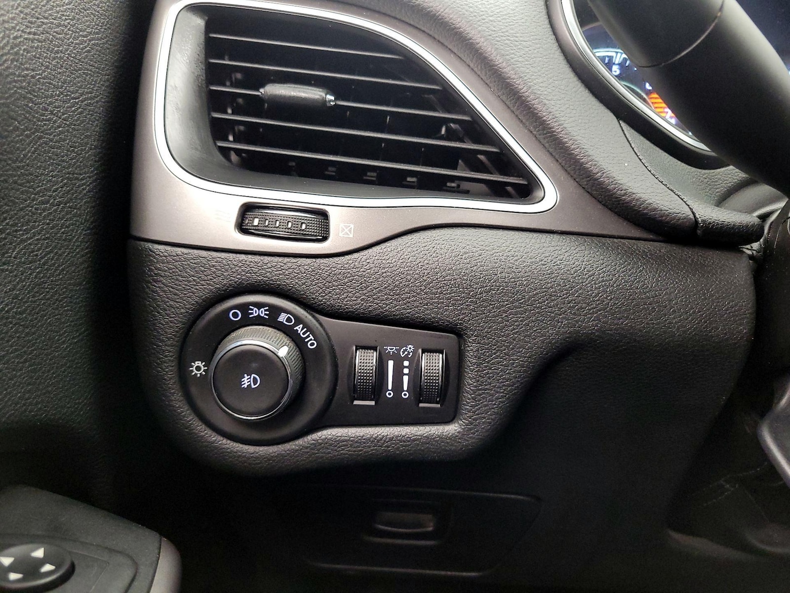 2019 Jeep Cherokee Latitude Plus - Photo 14