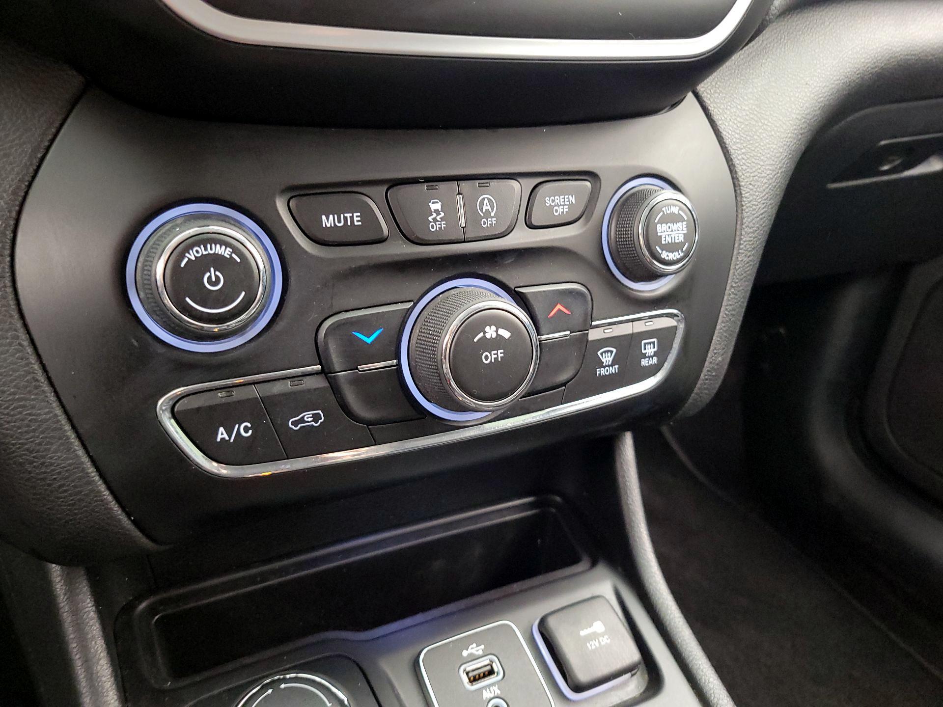 Thumbnail: 2019 Jeep Cherokee - 16