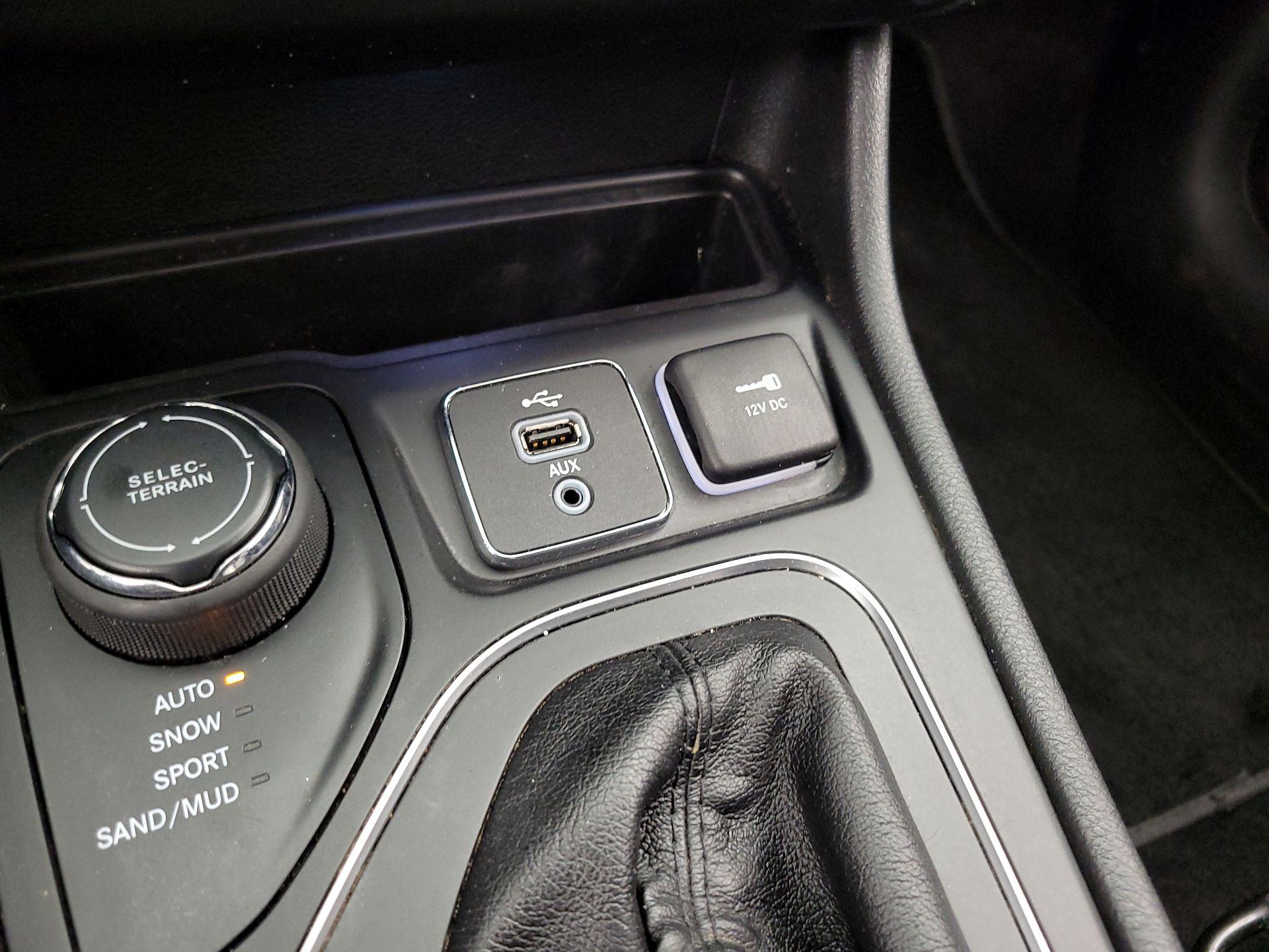 Thumbnail: 2019 Jeep Cherokee - 18