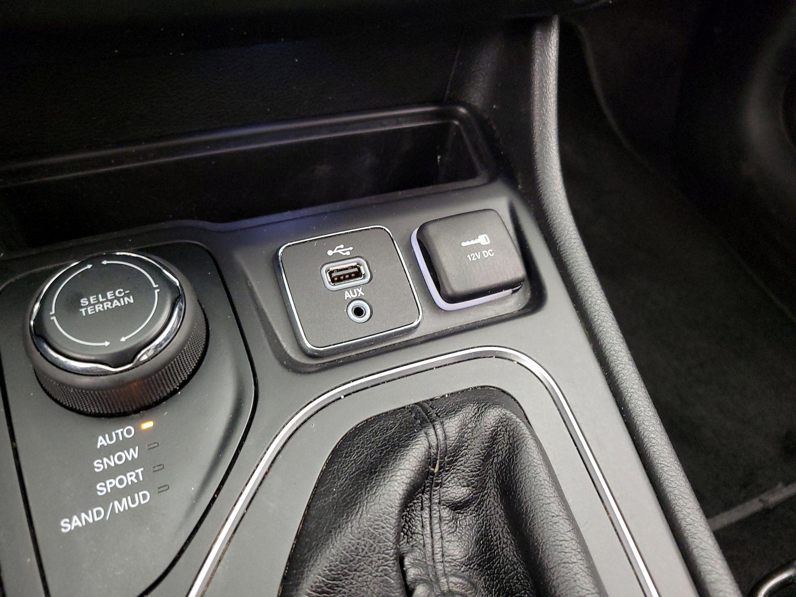 2019 Jeep Cherokee Latitude Plus - Photo 19