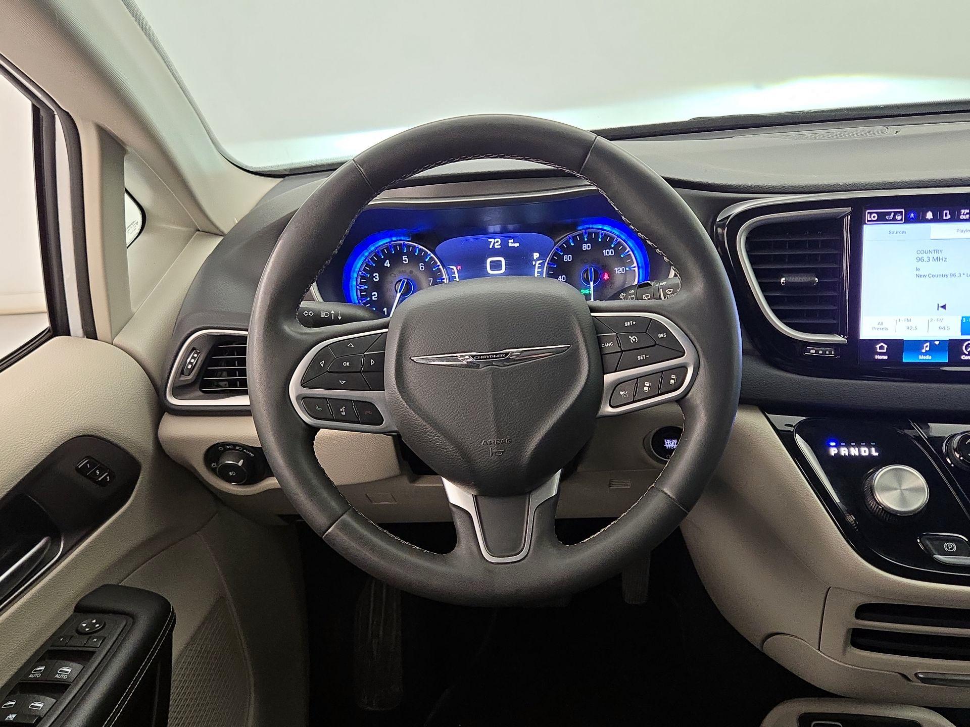 Thumbnail: 2023 Chrysler Pacifica - 10