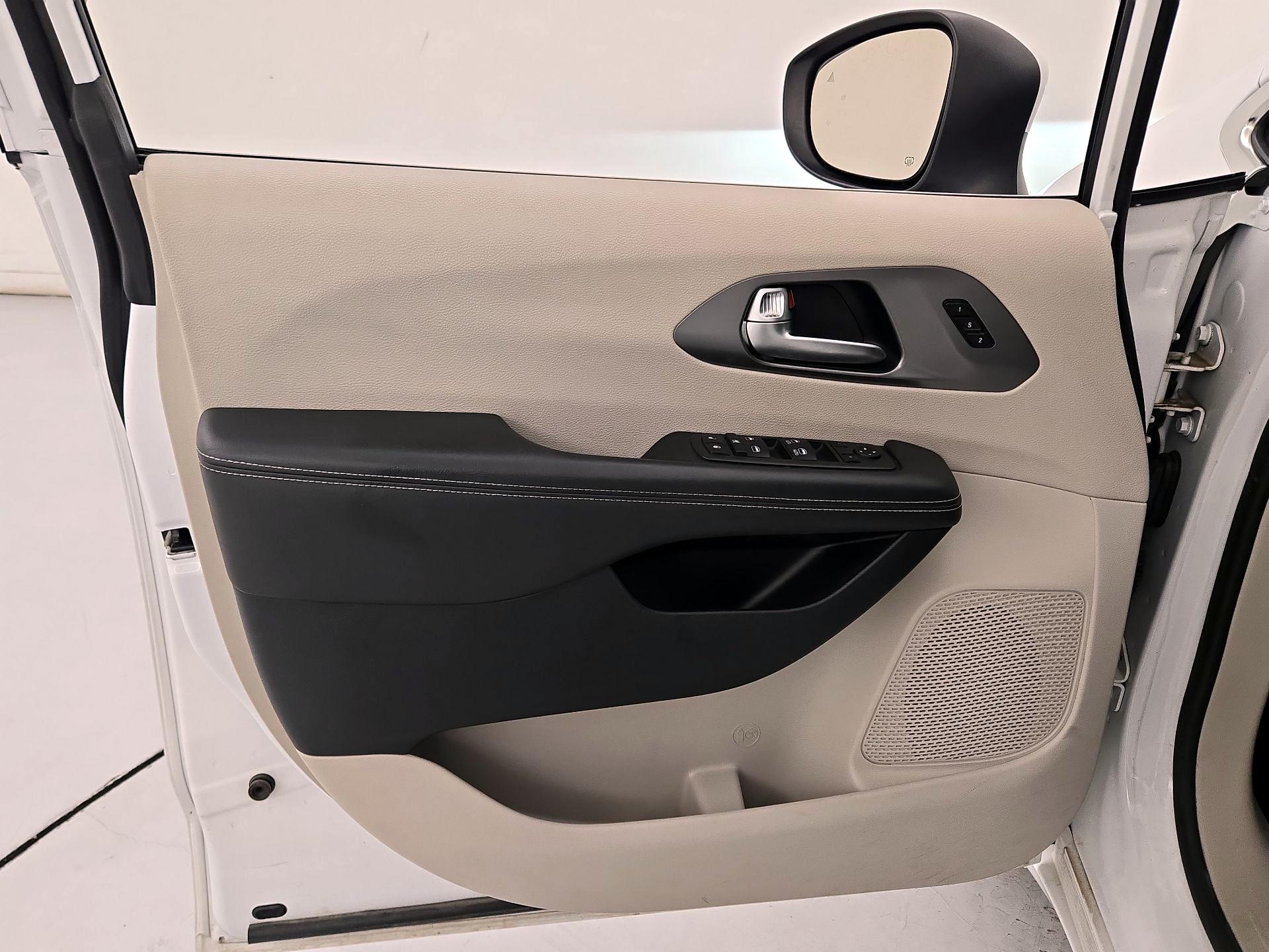 Thumbnail: 2023 Chrysler Pacifica - 12