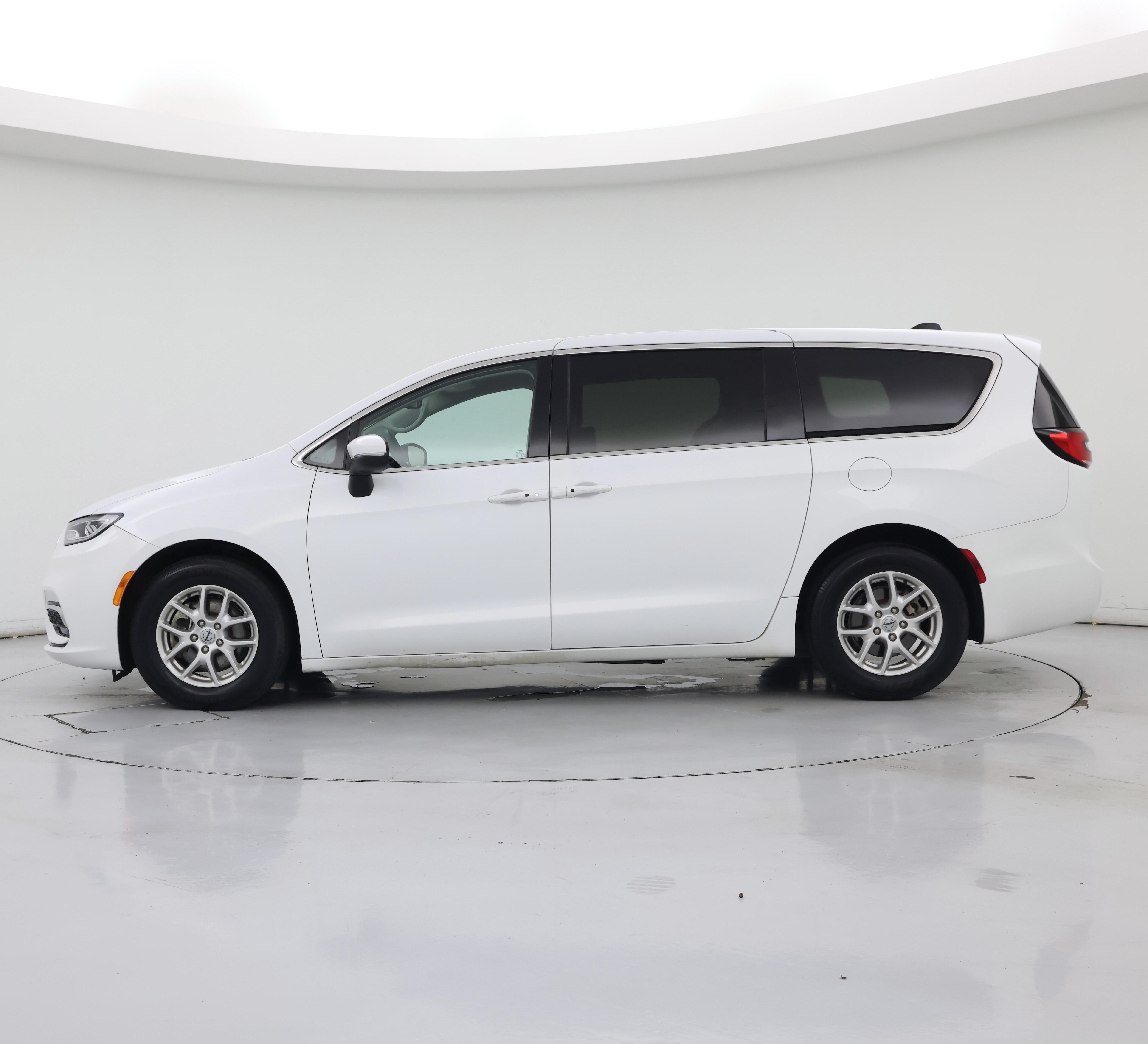 Thumbnail: 2023 Chrysler Pacifica - 3