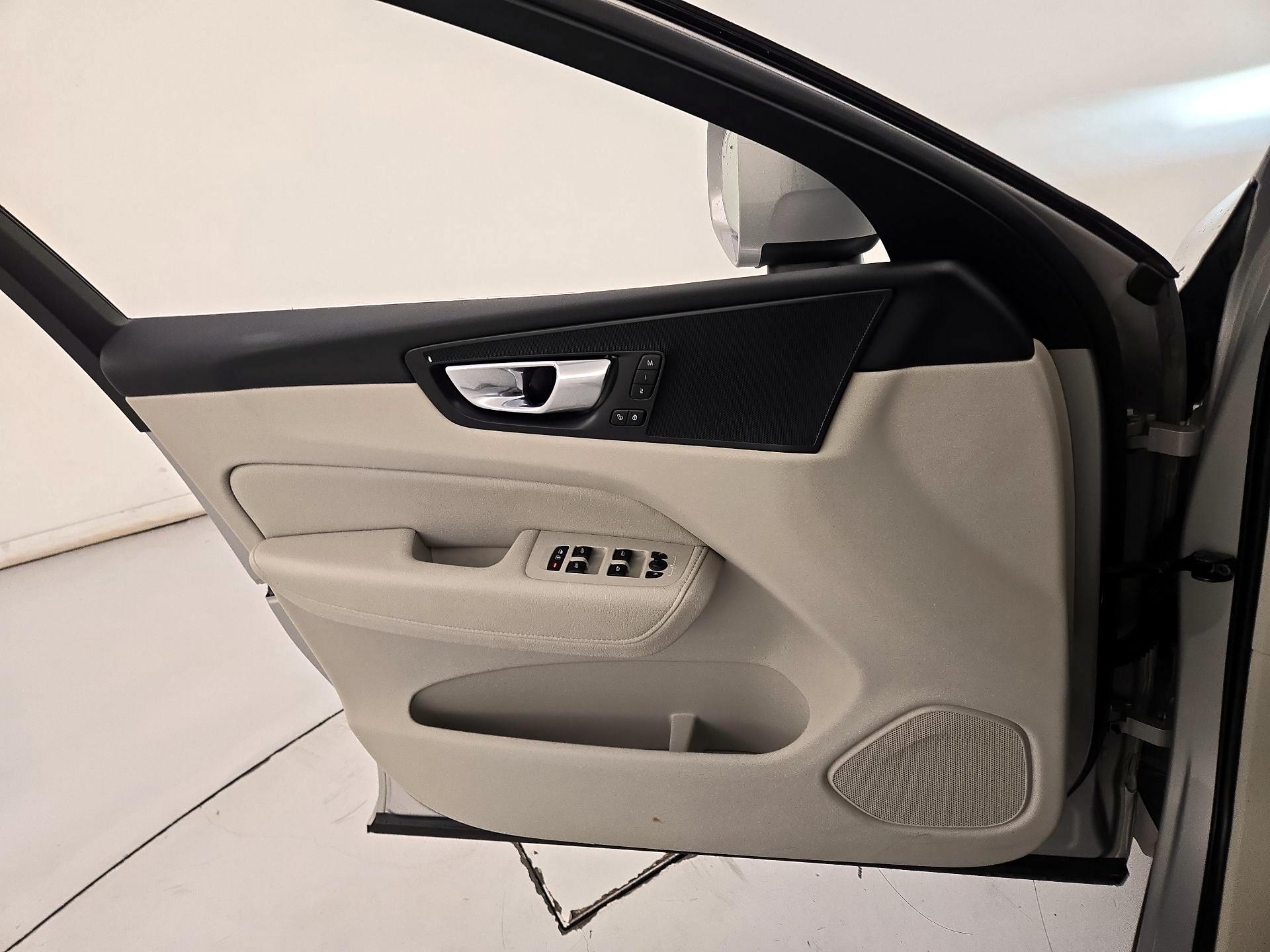 Thumbnail: 2022 Volvo XC60 - 12