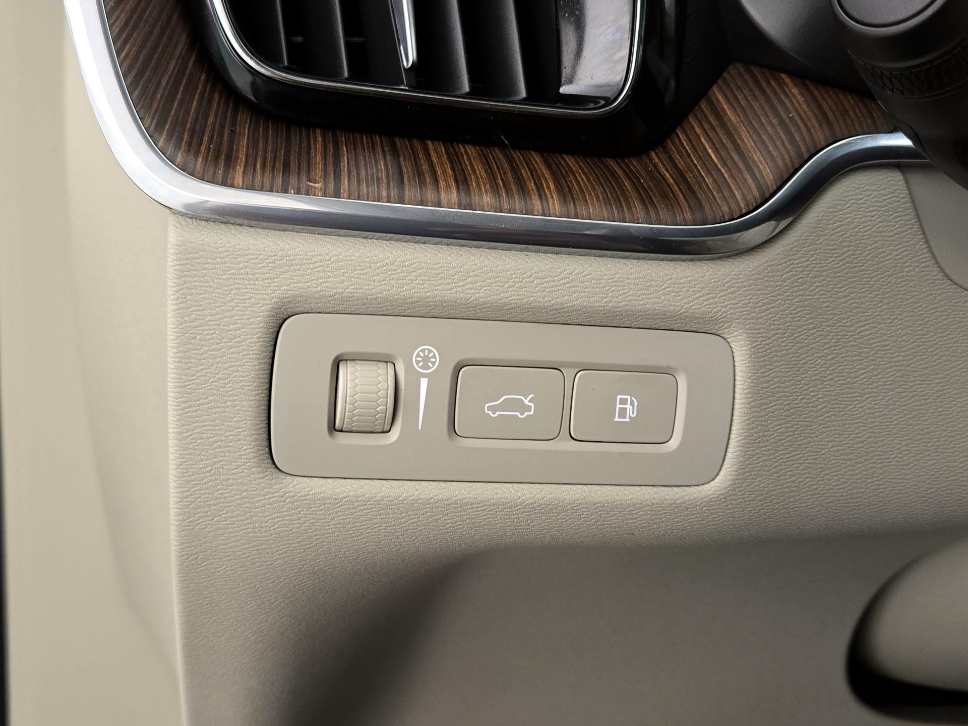 Thumbnail: 2022 Volvo XC60 - 13