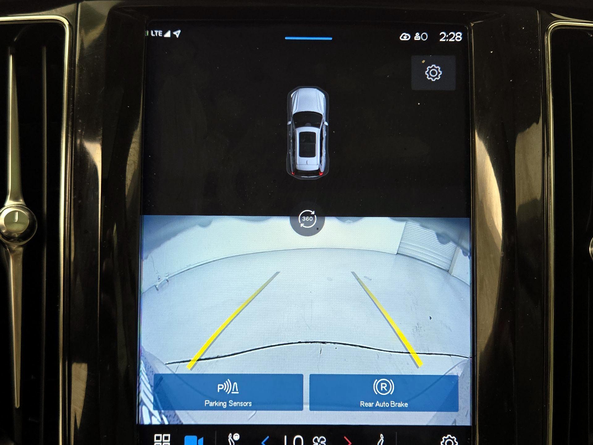 Thumbnail: 2022 Volvo XC60 - 15