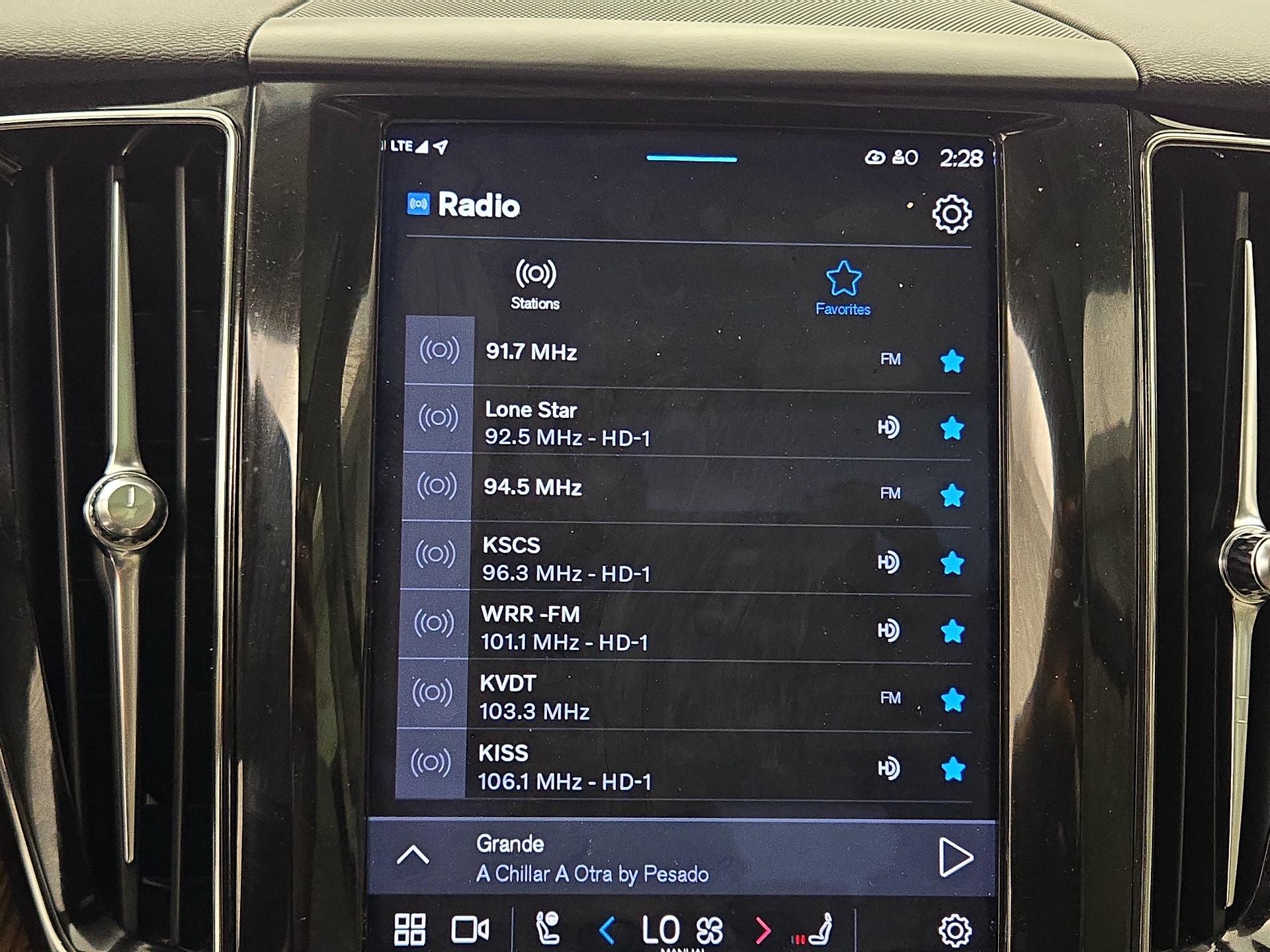 Thumbnail: 2022 Volvo XC60 - 16