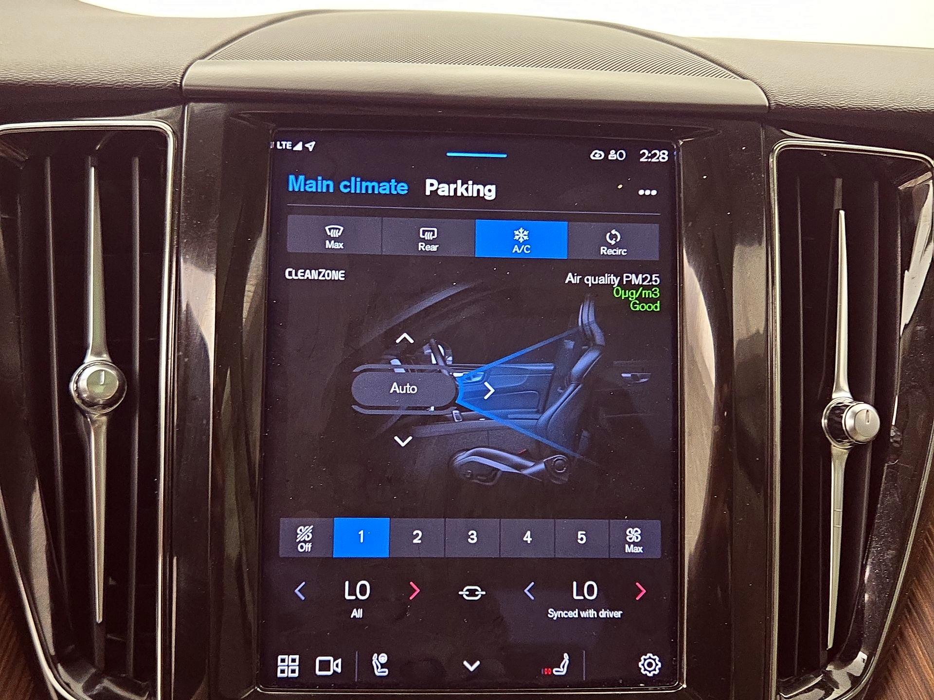 Thumbnail: 2022 Volvo XC60 - 17