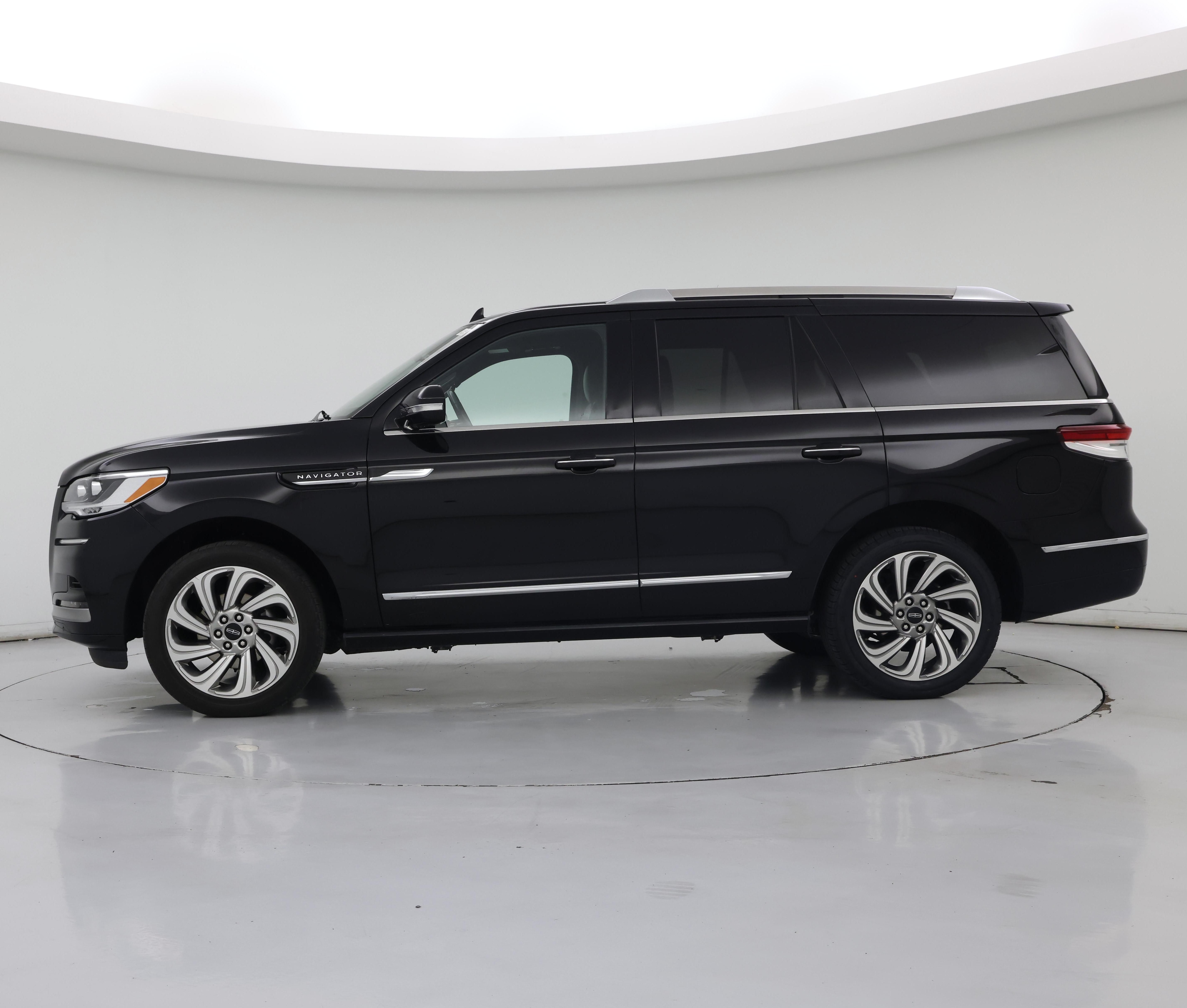 Thumbnail: 2024 Lincoln Navigator - 3