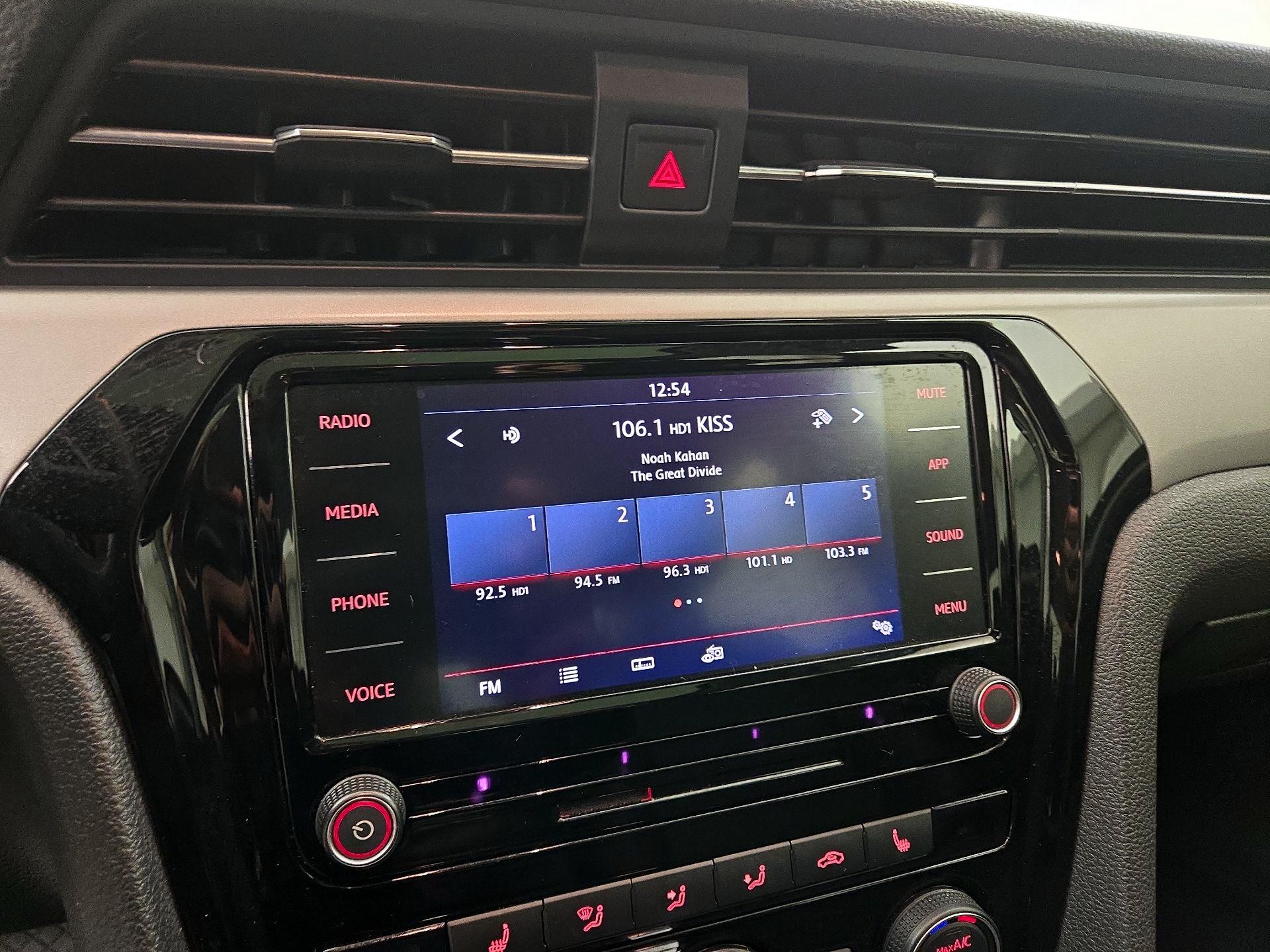 Thumbnail: 2022 Volkswagen Passat - 15