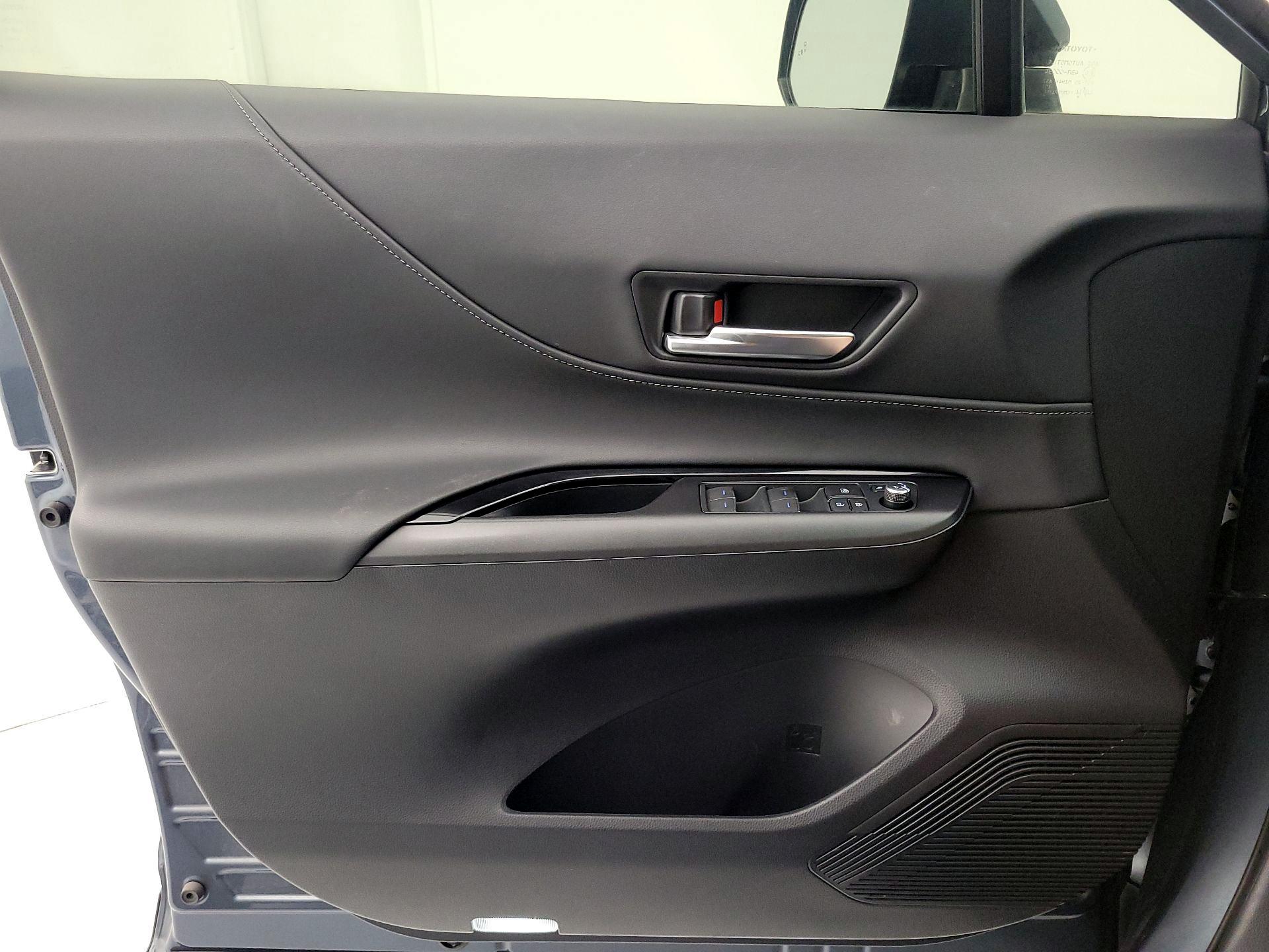 Thumbnail: 2021 Toyota Venza - 12