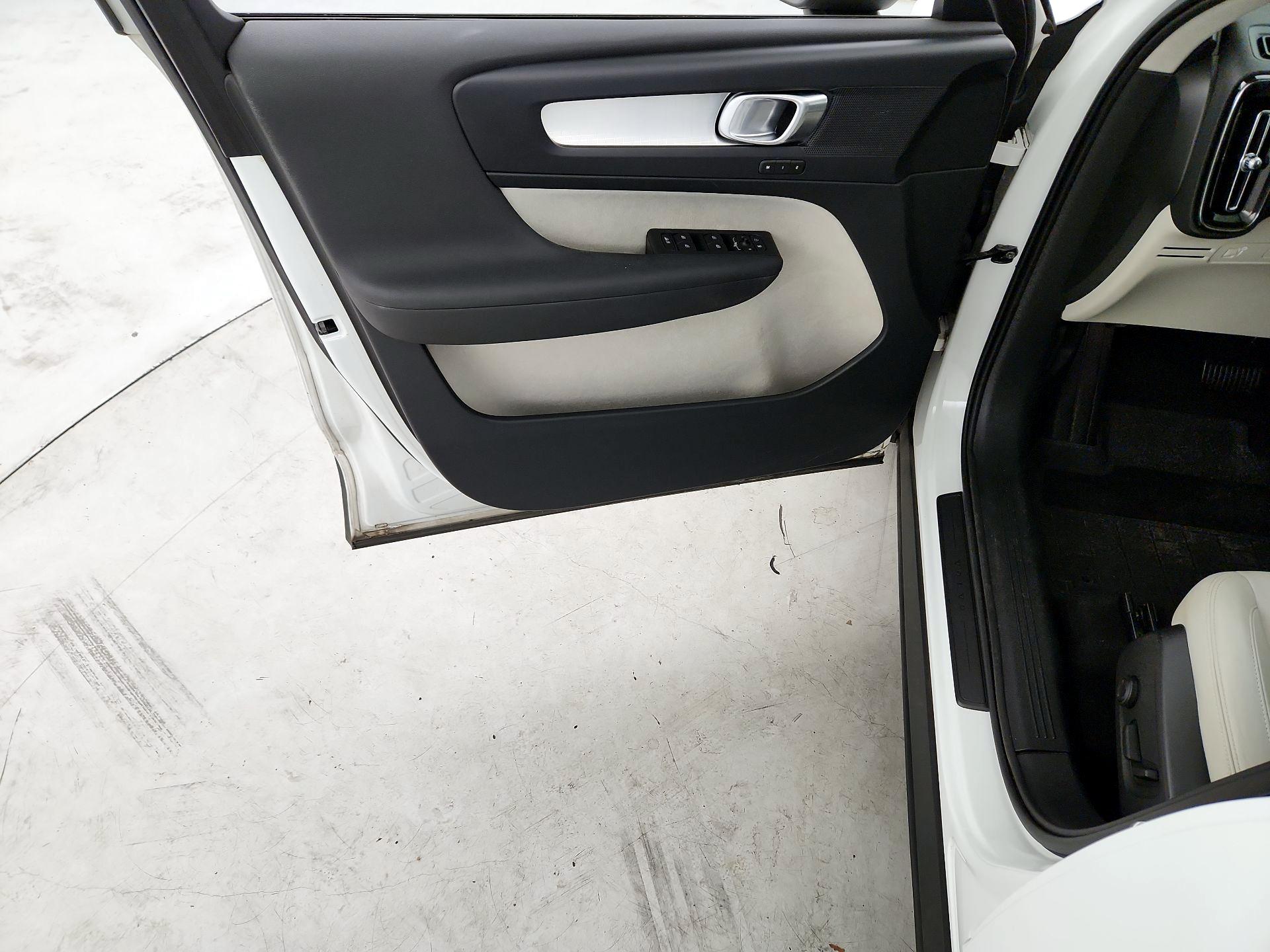 Thumbnail: 2020 Volvo XC40 - 12