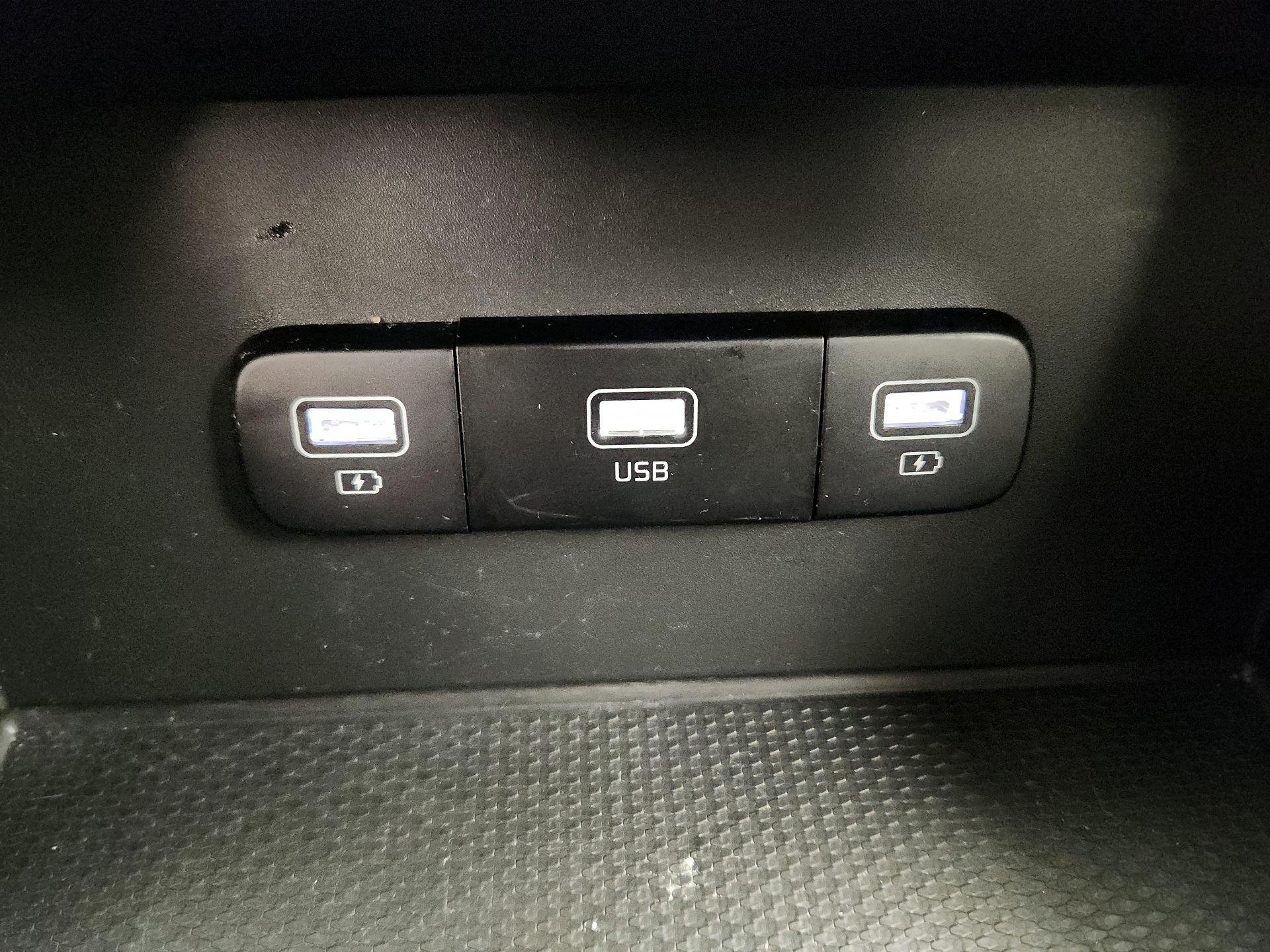 Thumbnail: 2022 Kia Carnival - 18