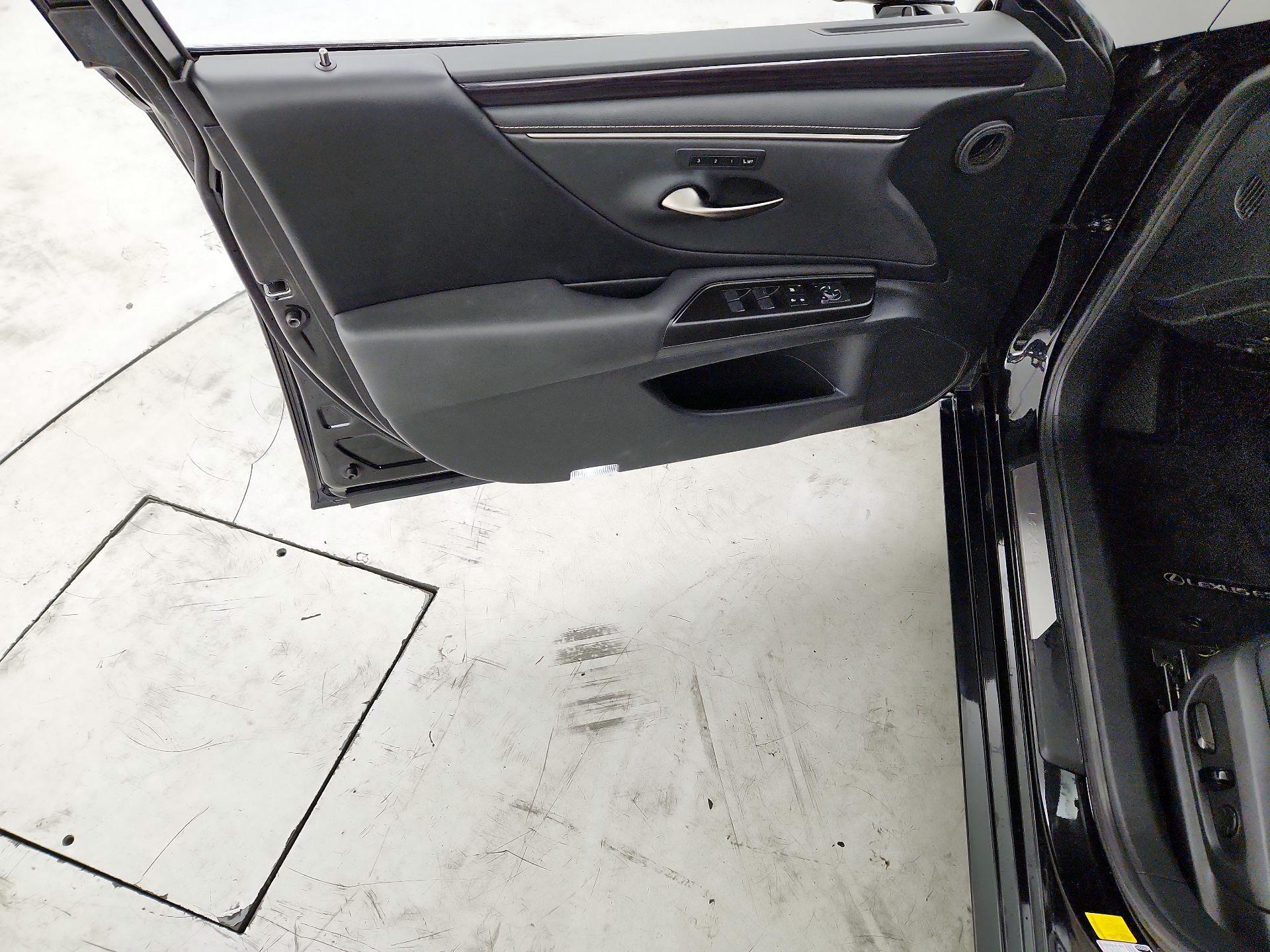 Thumbnail: 2019 Lexus ES - 12