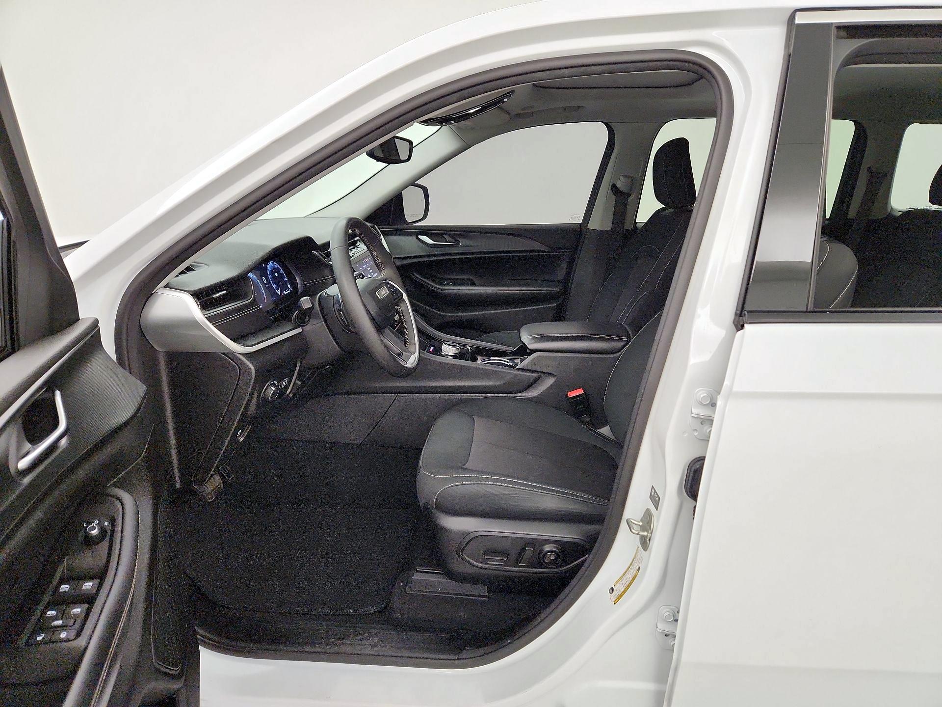 Thumbnail: 2023 Jeep Grand Cherokee - 11