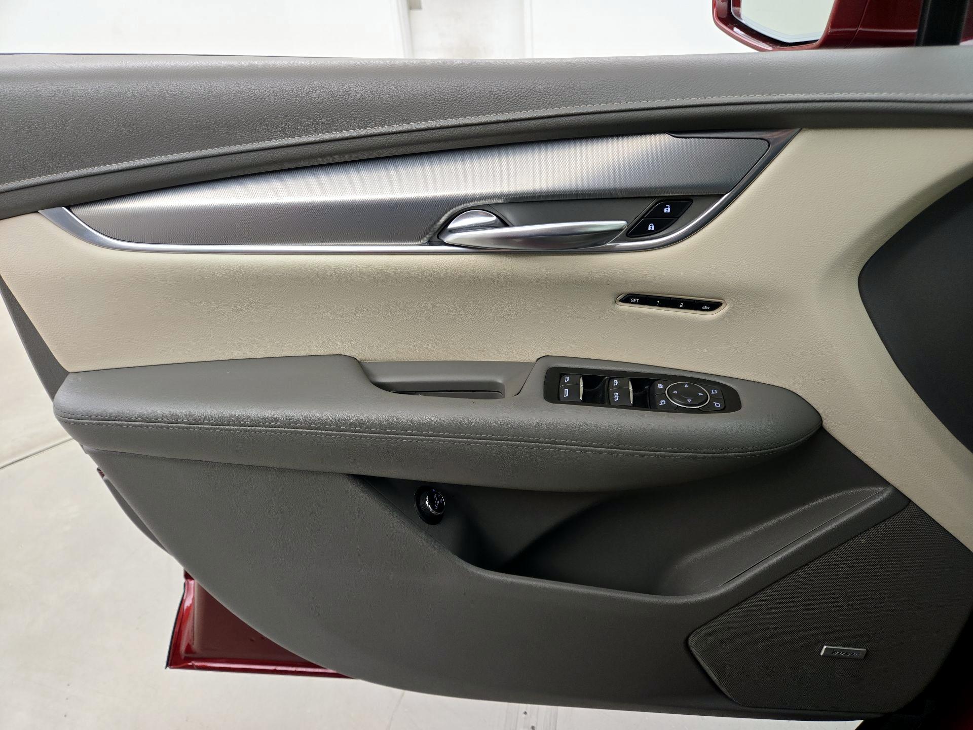 Thumbnail: 2017 Cadillac XT5 - 12