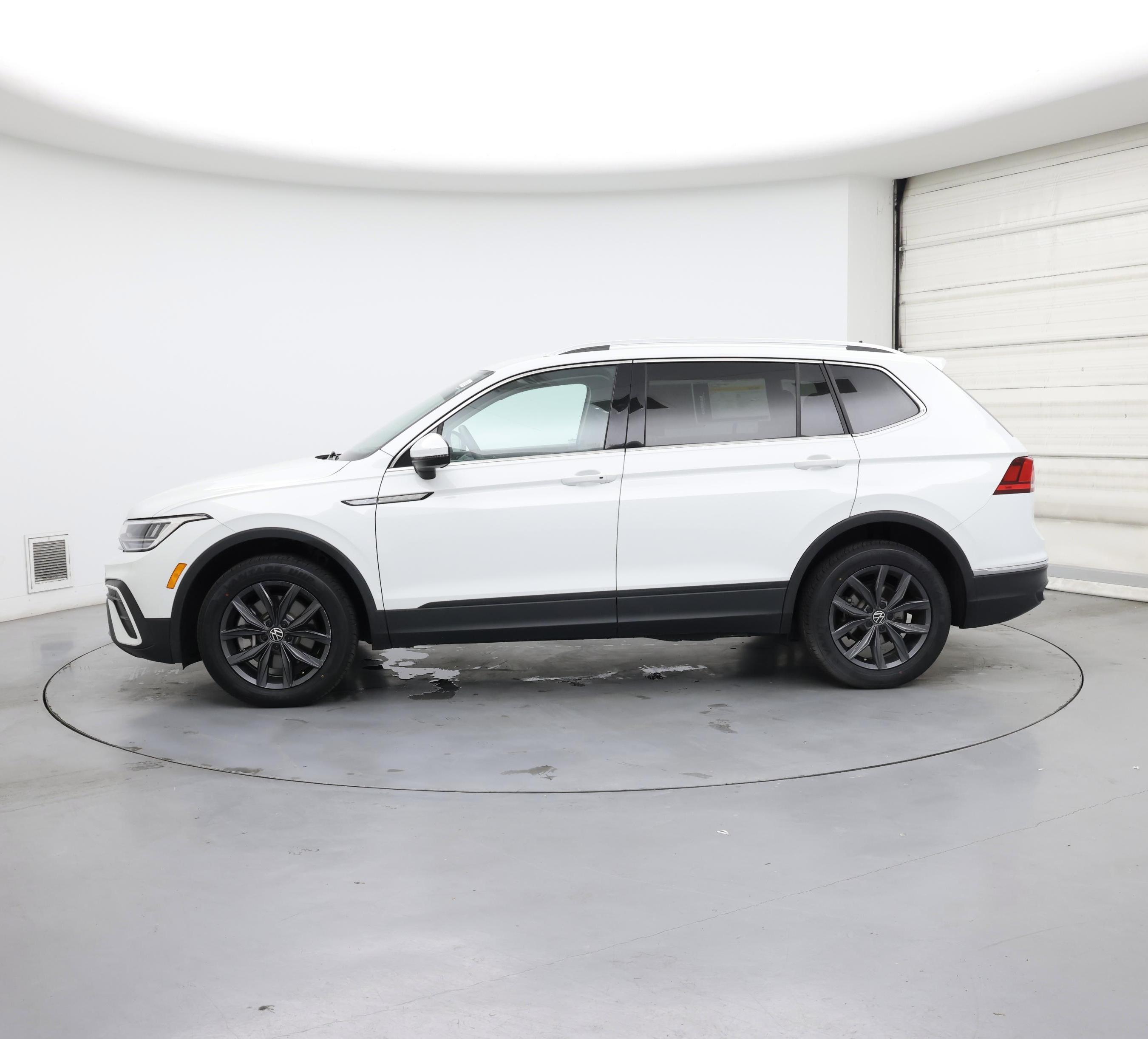 Thumbnail: 2024 Volkswagen Tiguan - 3