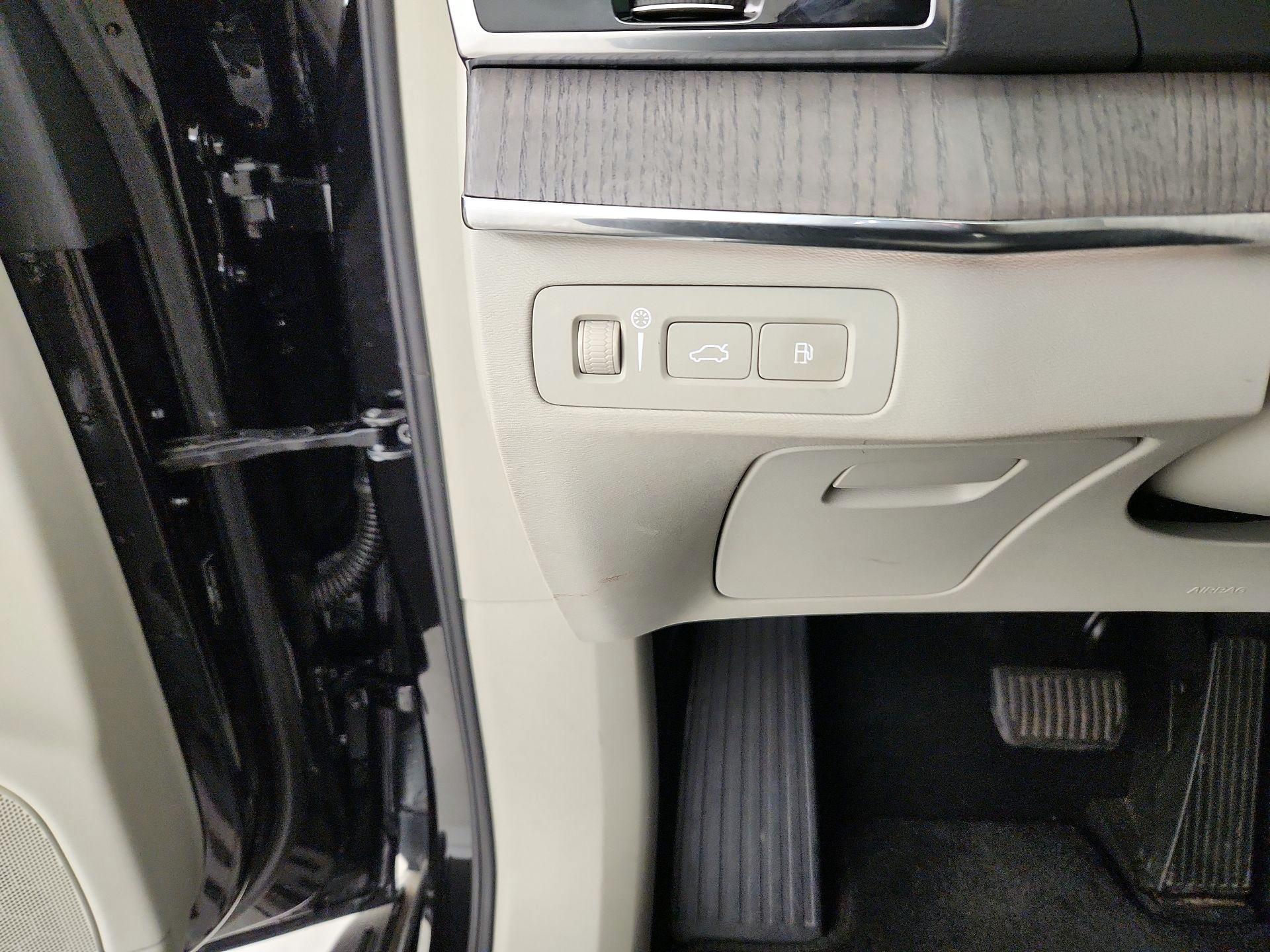 Thumbnail: 2022 Volvo XC90 - 13