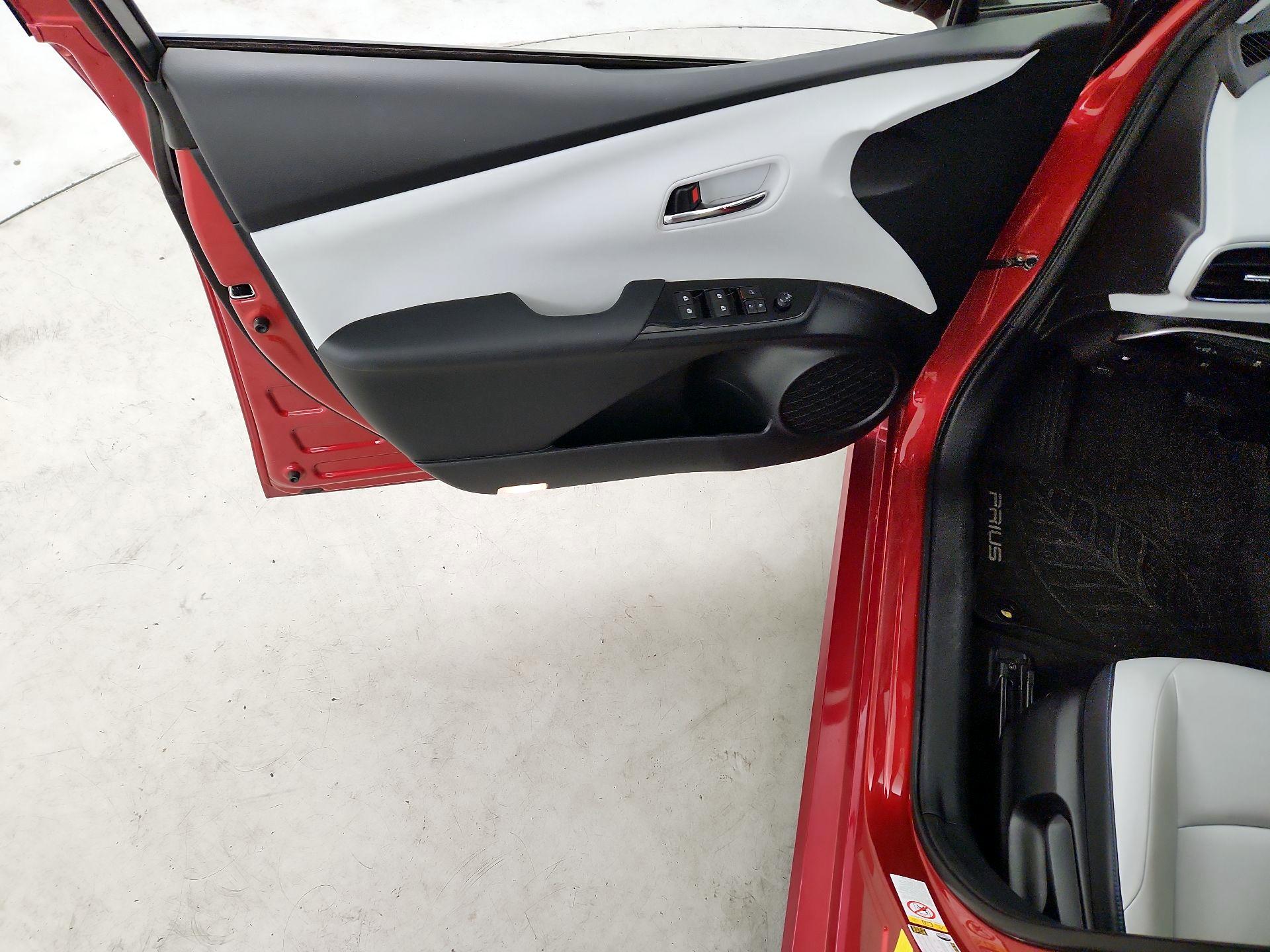 Thumbnail: 2016 Toyota Prius - 12