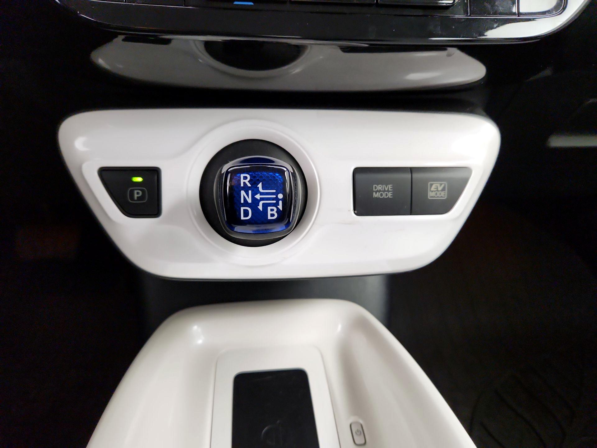 Thumbnail: 2016 Toyota Prius - 18