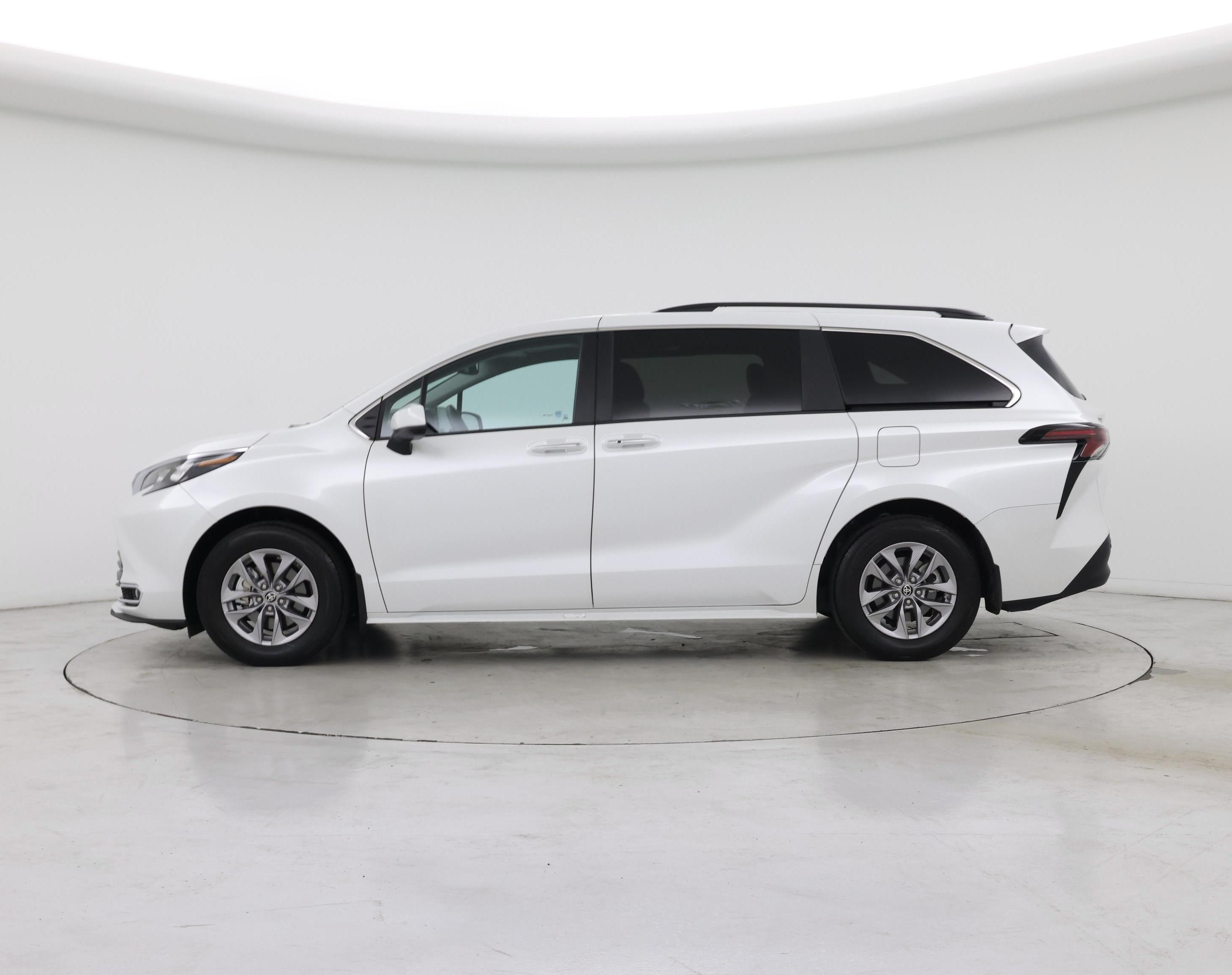 Thumbnail: 2024 Toyota Sienna - 3