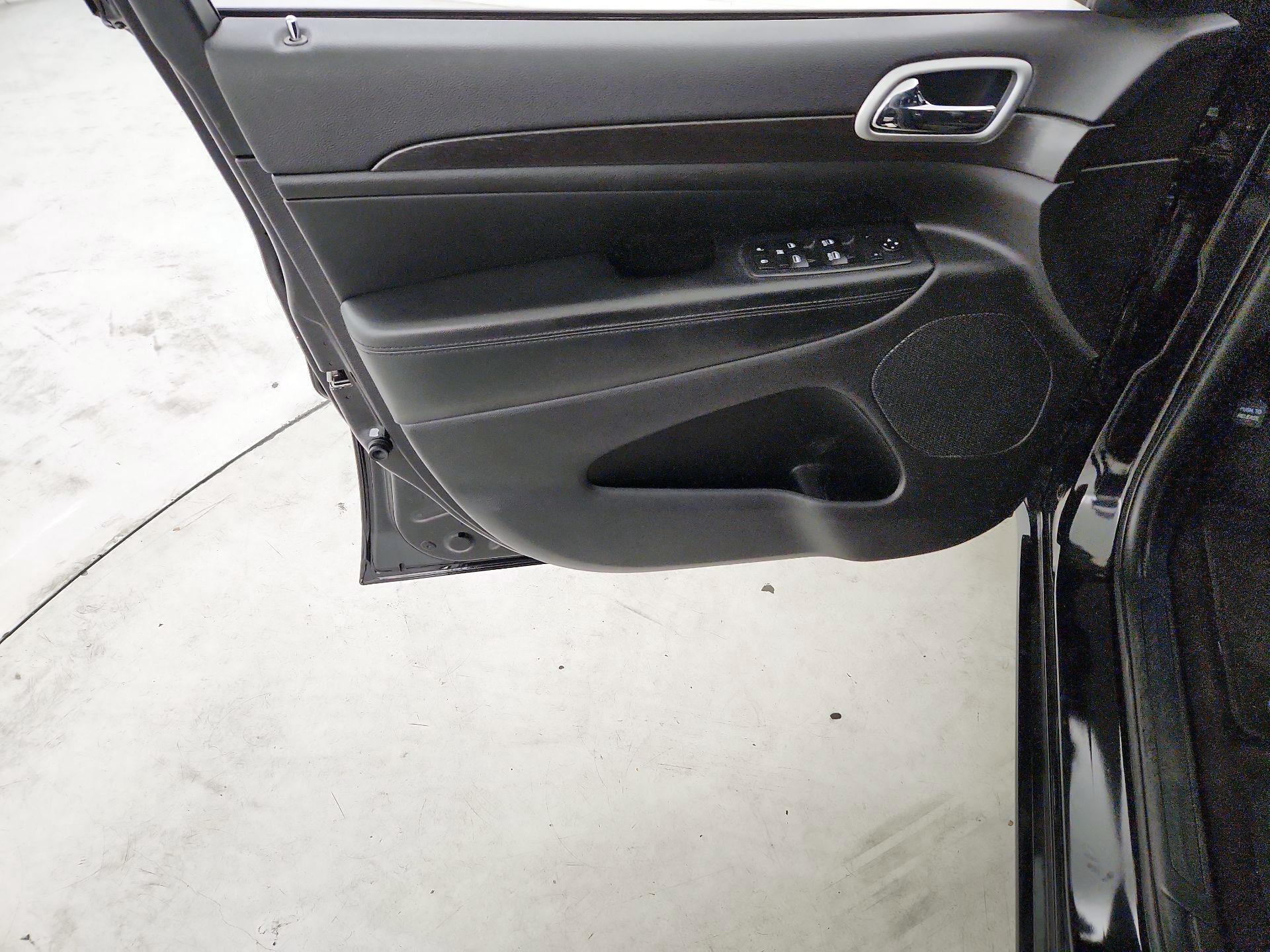 Thumbnail: 2018 Jeep Grand Cherokee - 12