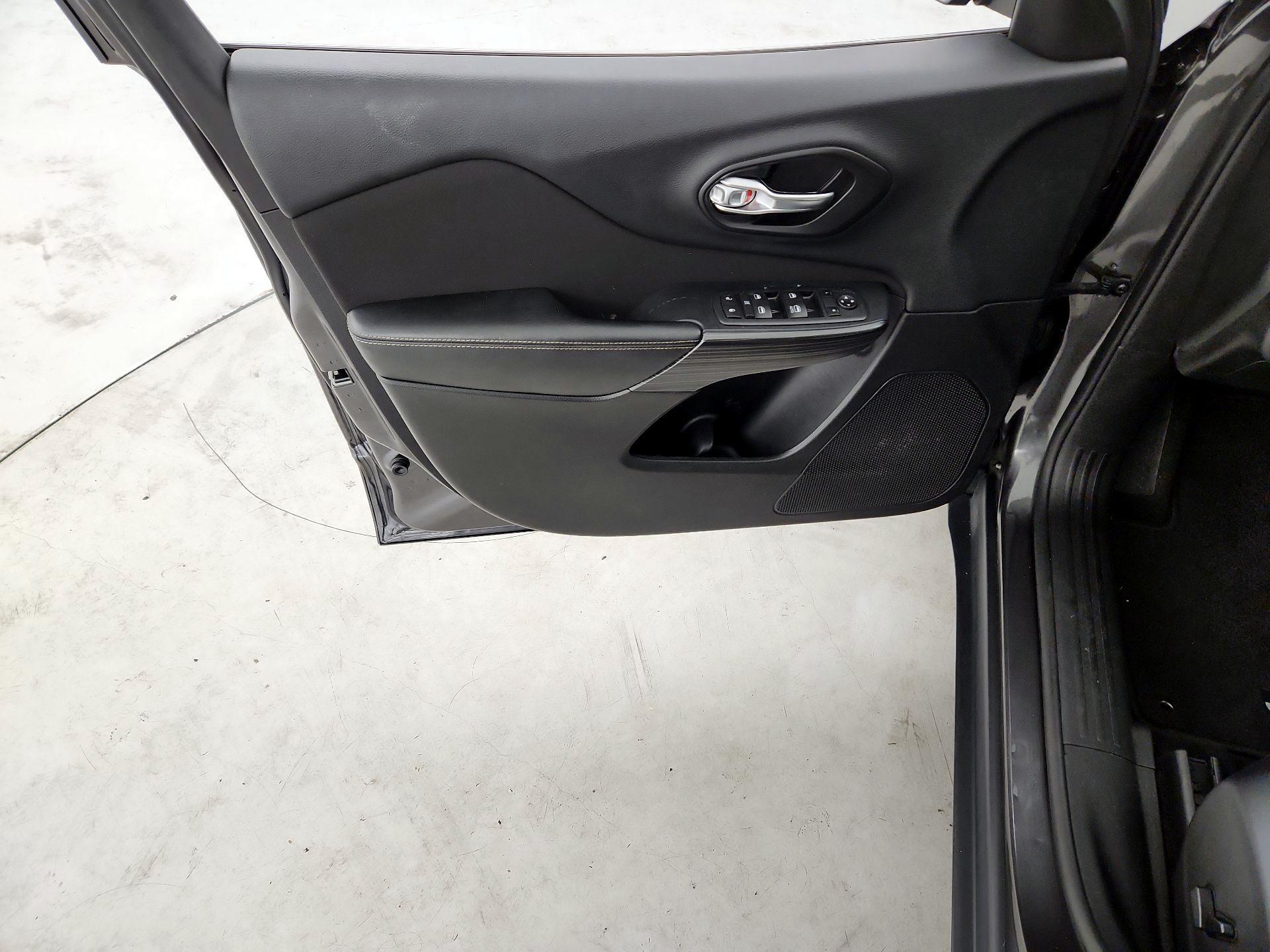 Thumbnail: 2016 Jeep Cherokee - 12