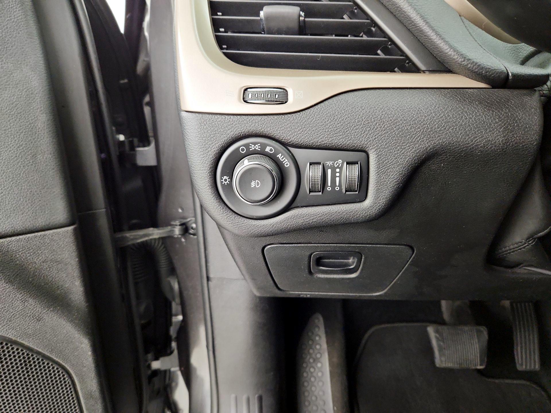 Thumbnail: 2016 Jeep Cherokee - 13