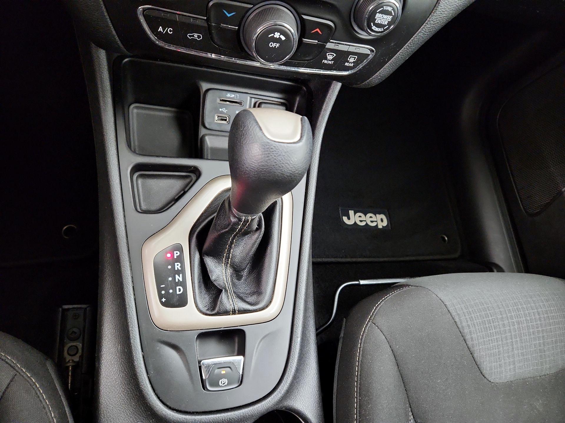 Thumbnail: 2016 Jeep Cherokee - 17