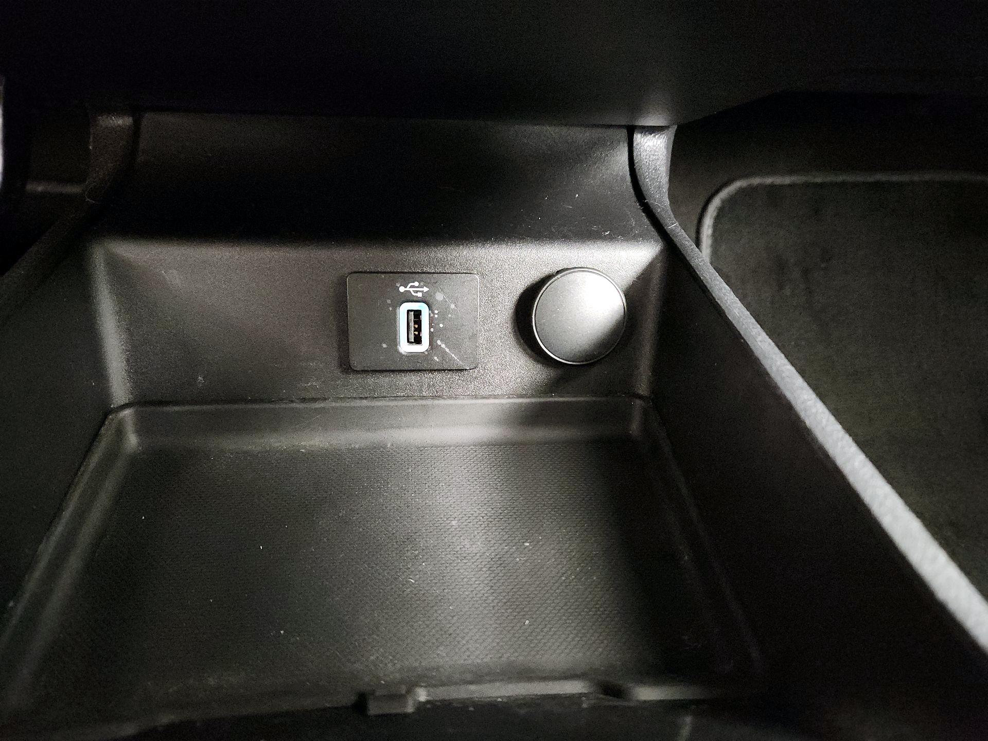 Thumbnail: 2017 Ford Fusion - 18