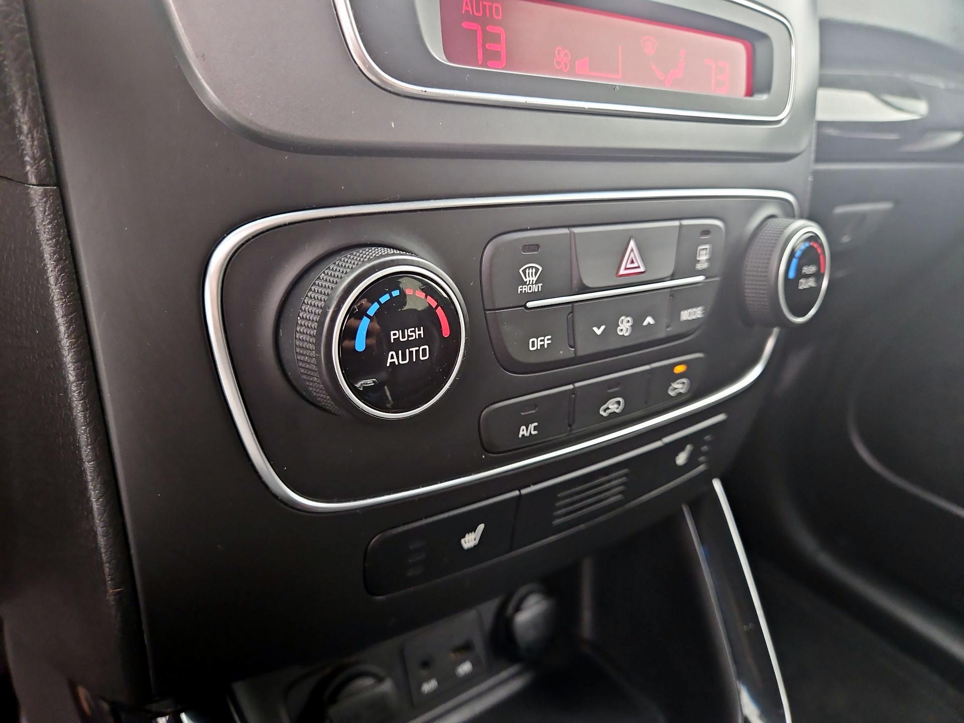 Thumbnail: 2015 Kia Sorento - 16