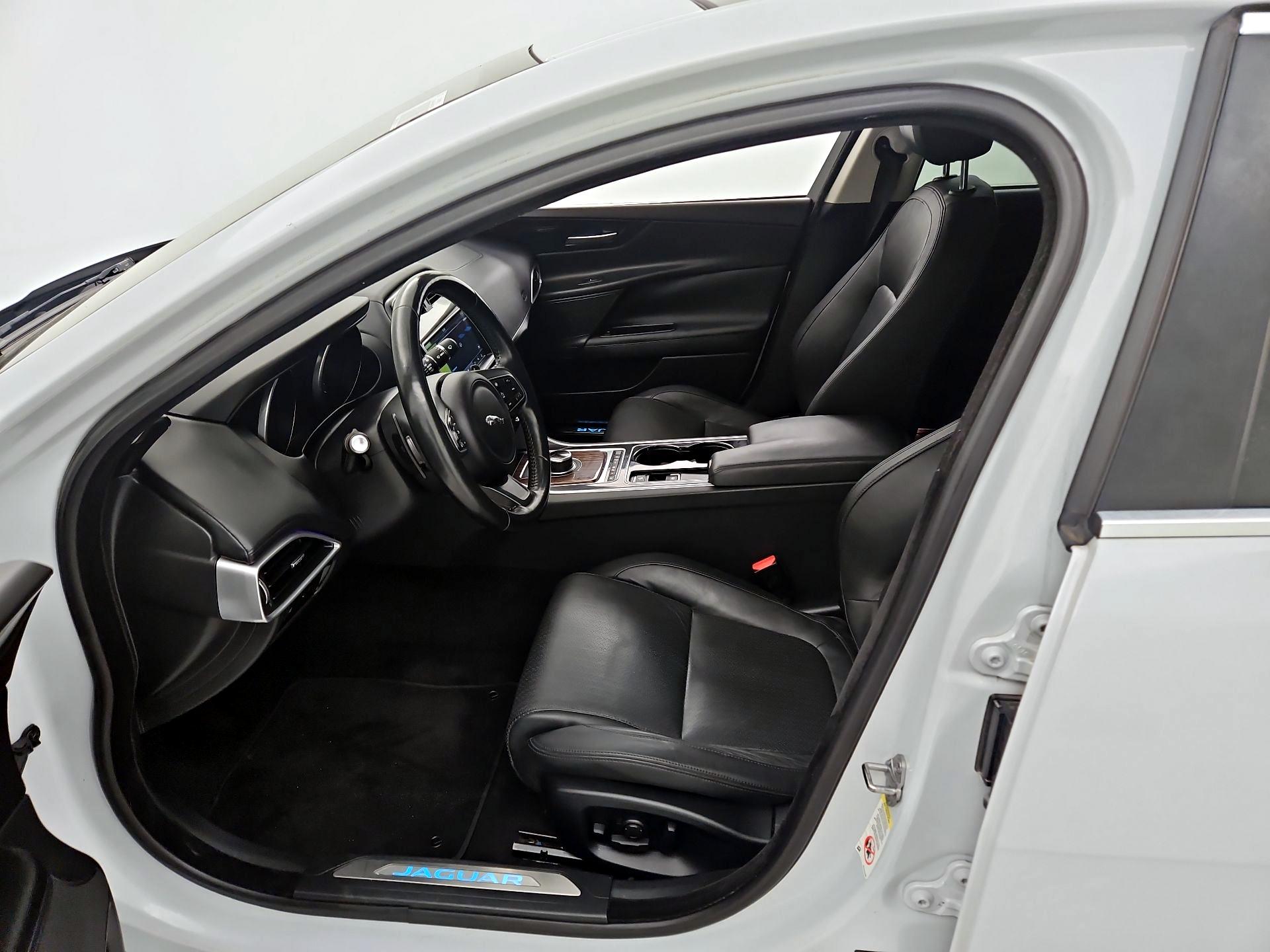 Thumbnail: 2017 Jaguar XE - 11