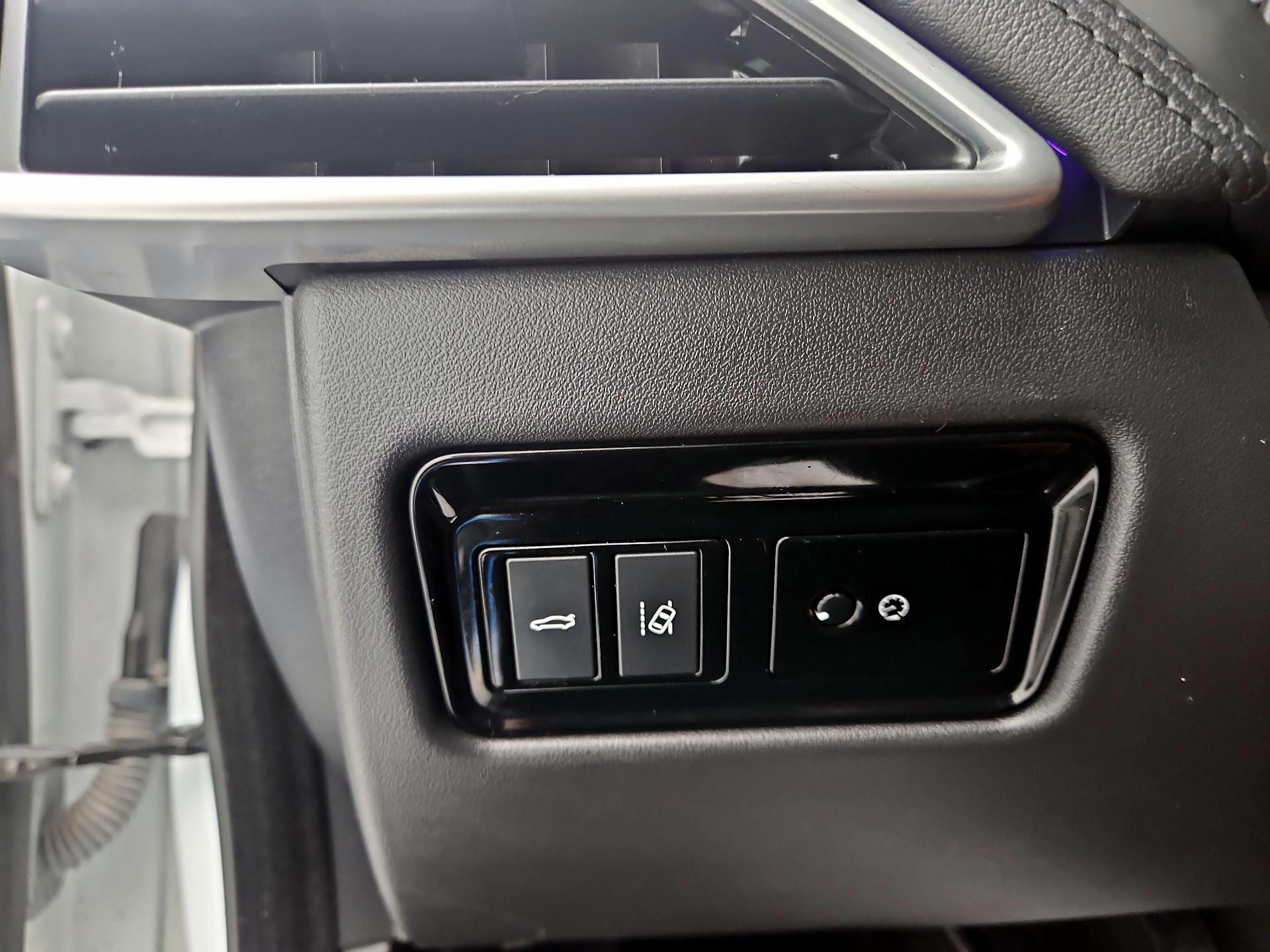 Thumbnail: 2017 Jaguar XE - 13