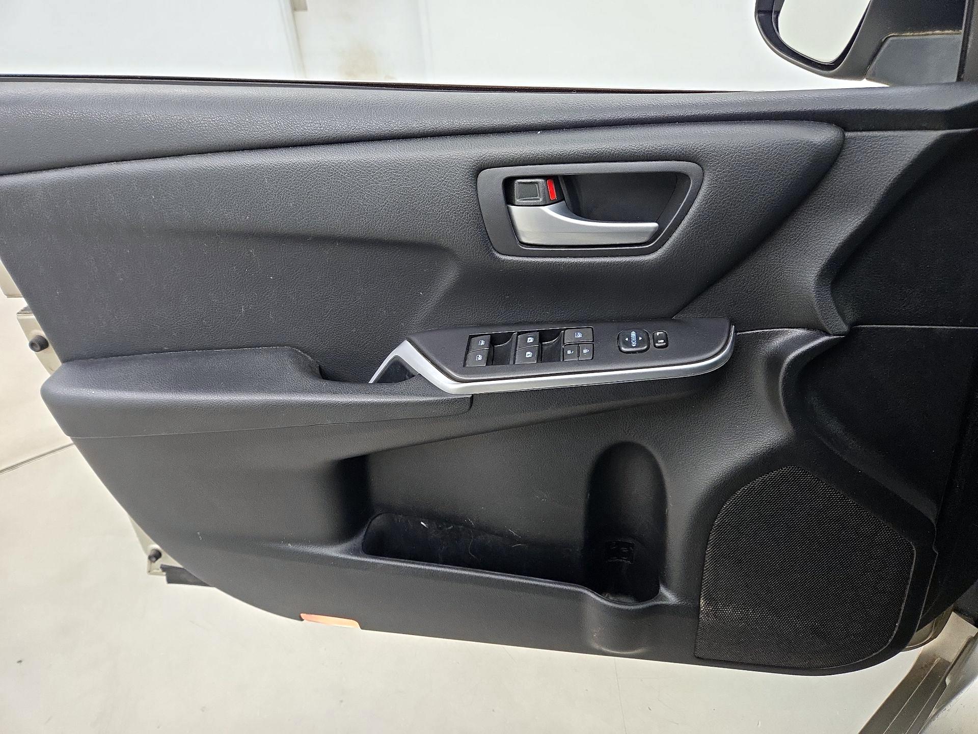 Thumbnail: 2015 Toyota Camry - 12