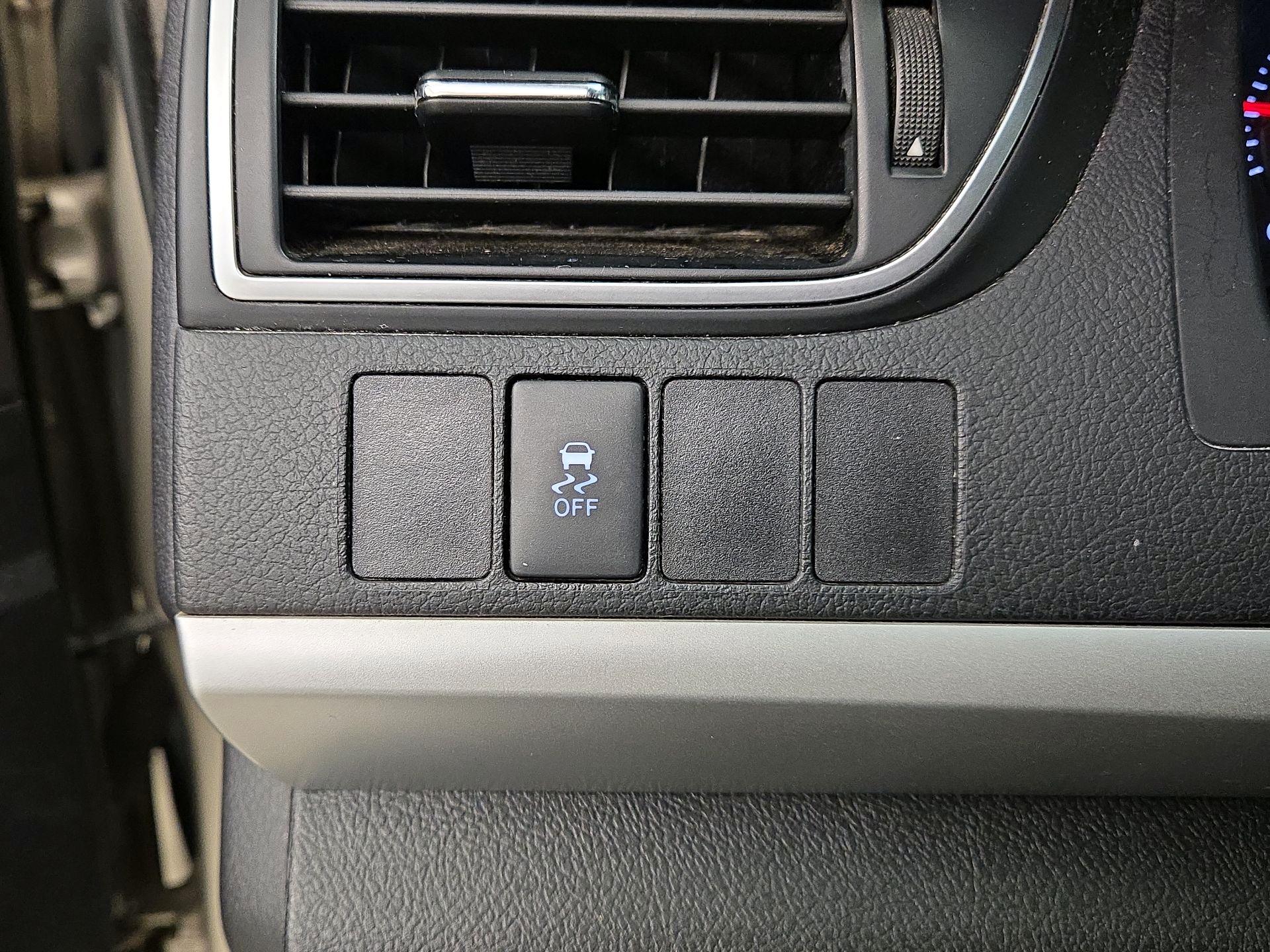 Thumbnail: 2015 Toyota Camry - 13