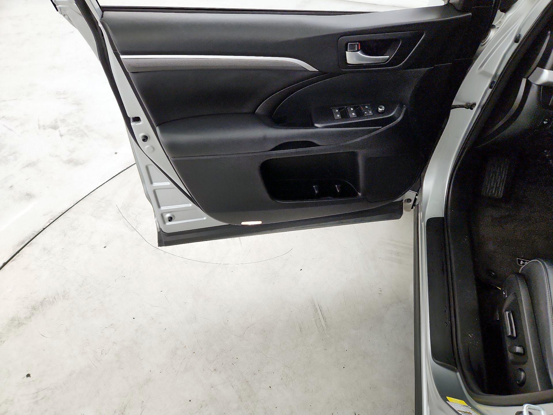 Thumbnail: 2018 Toyota Highlander - 12