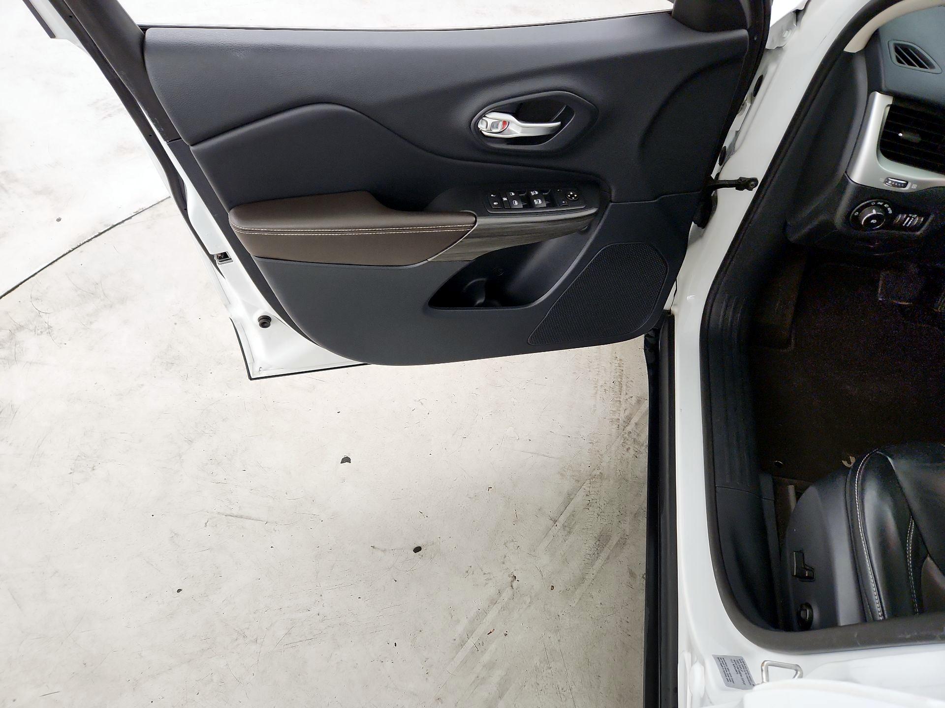 Thumbnail: 2016 Jeep Cherokee - 12