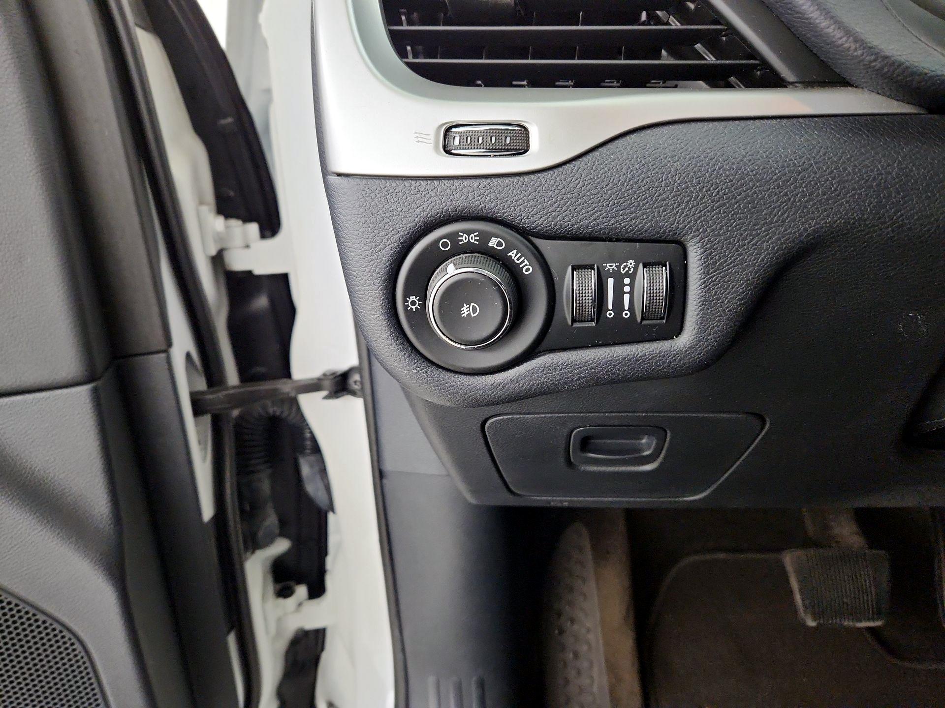 Thumbnail: 2016 Jeep Cherokee - 13