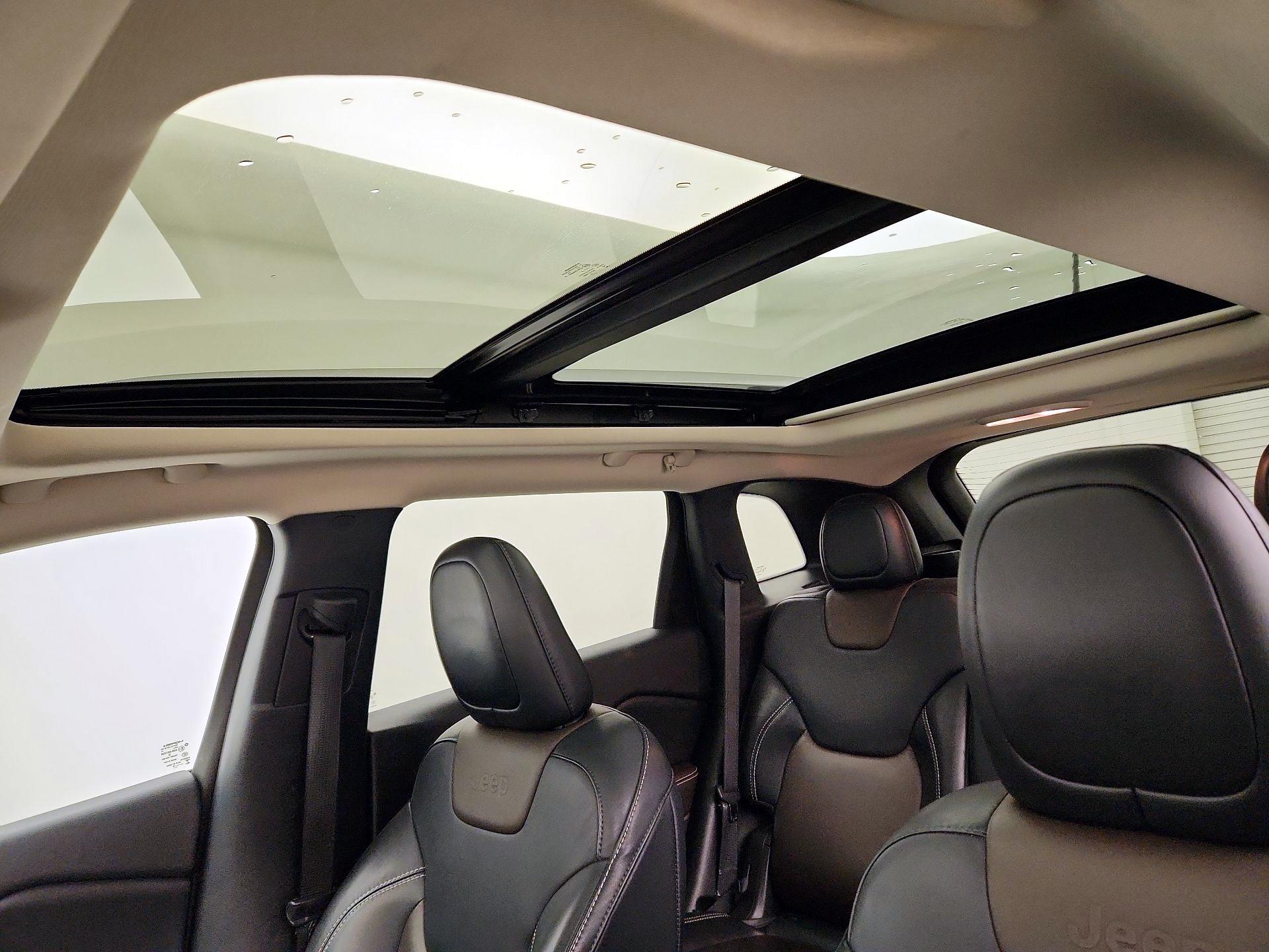 Thumbnail: 2016 Jeep Cherokee - 19