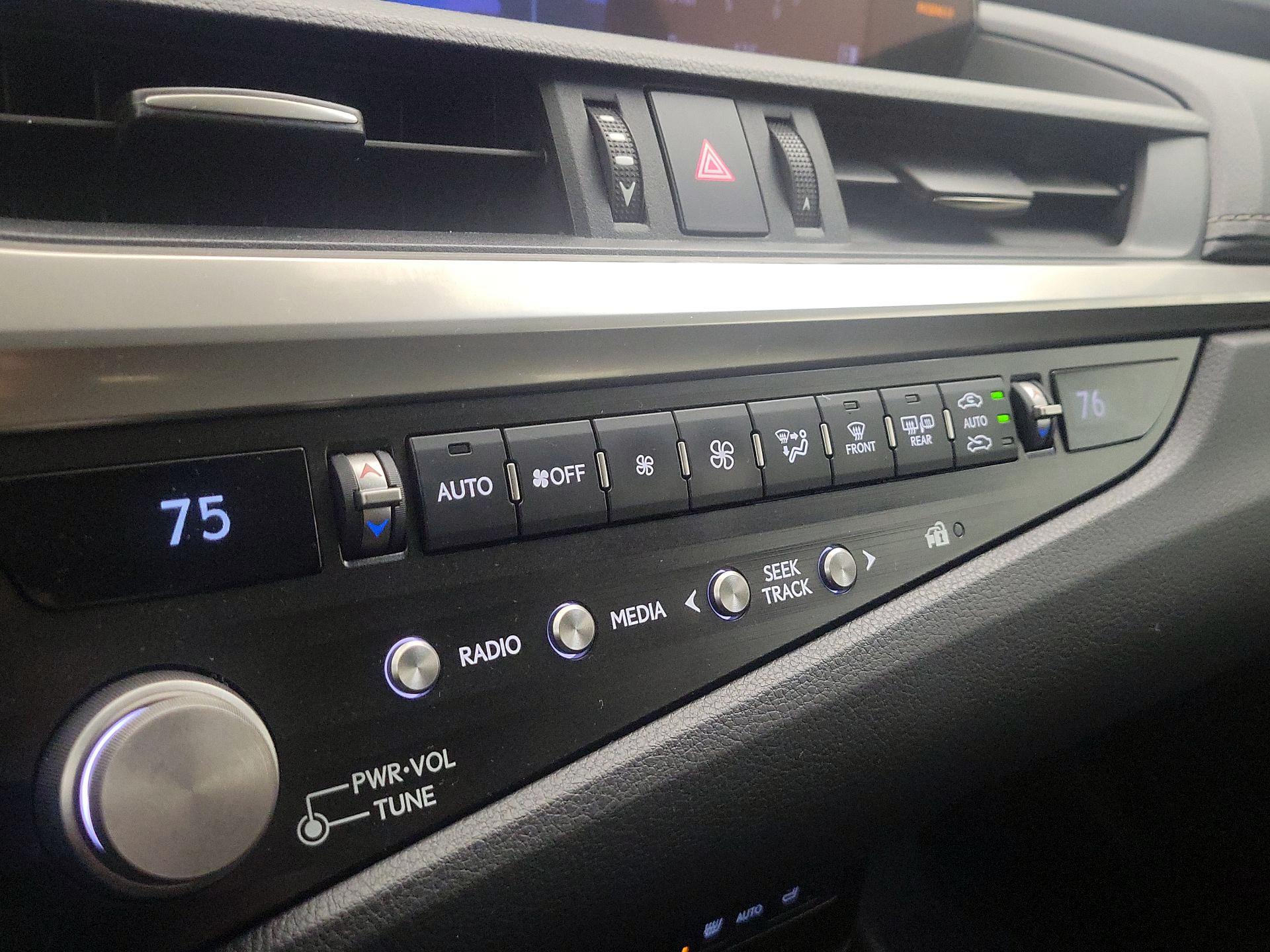 Thumbnail: 2021 Lexus ES - 17