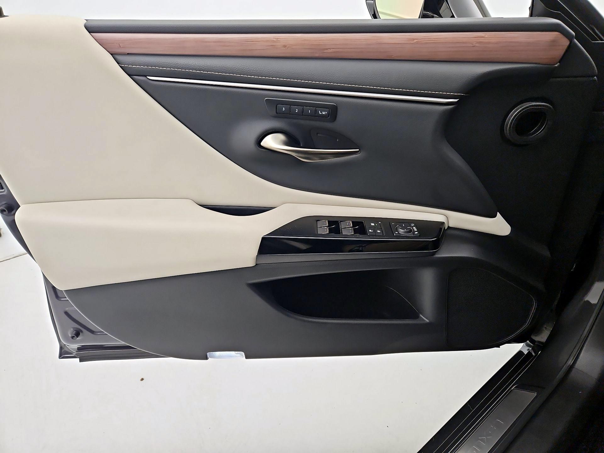 Thumbnail: 2025 Lexus ES - 12