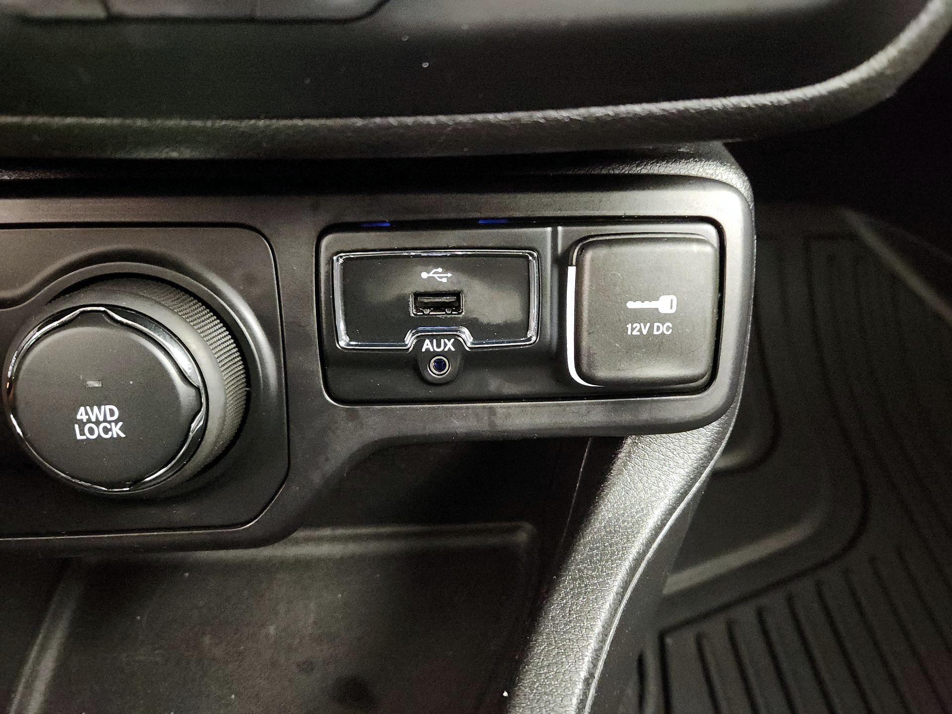 Thumbnail: 2019 Jeep Renegade - 18