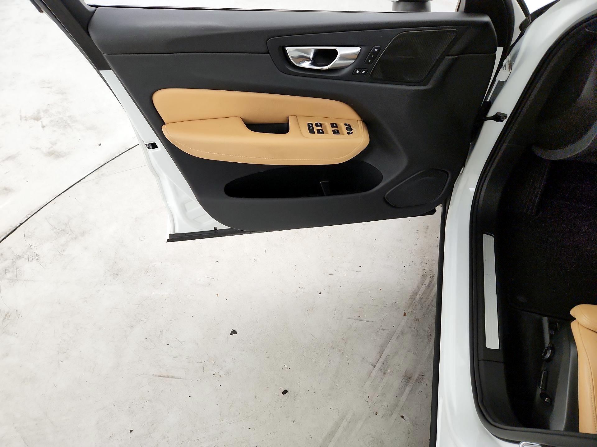 Thumbnail: 2020 Volvo XC60 - 12