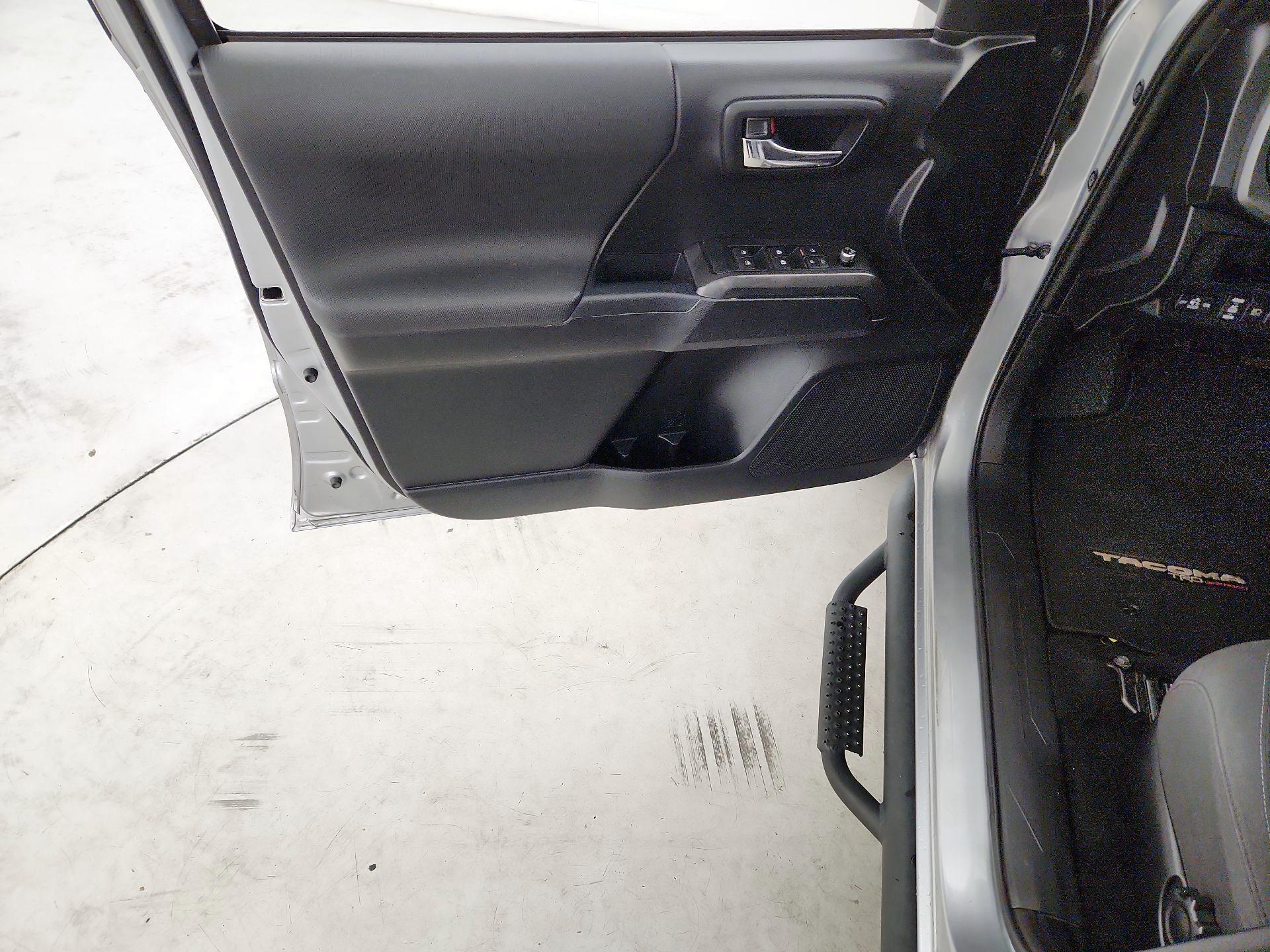 Thumbnail: 2018 Toyota Tacoma - 12