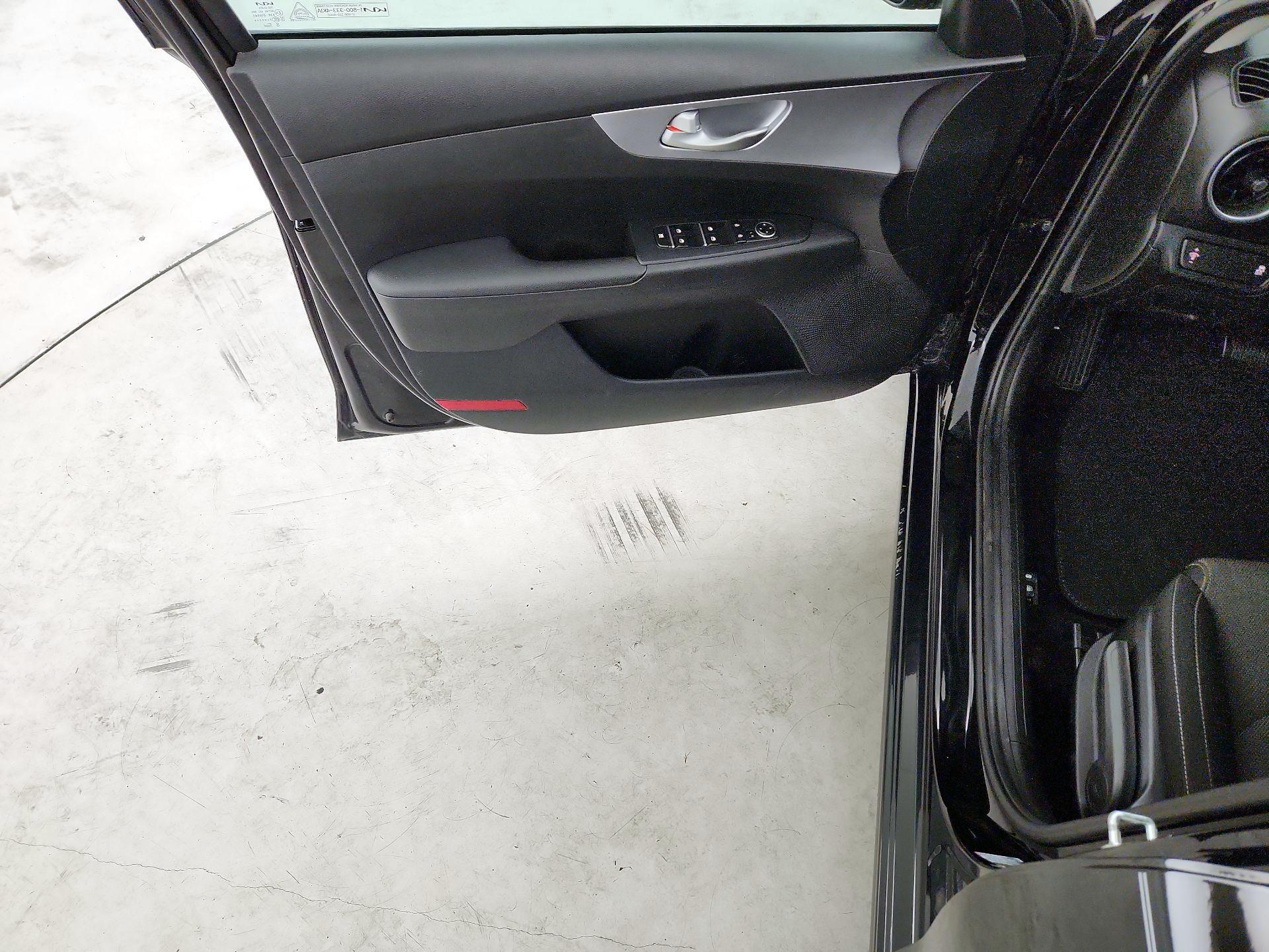 Thumbnail: 2022 Kia Forte - 10