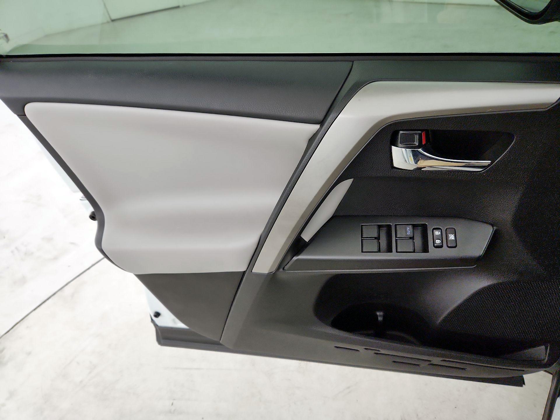 Thumbnail: 2018 Toyota RAV4 - 12